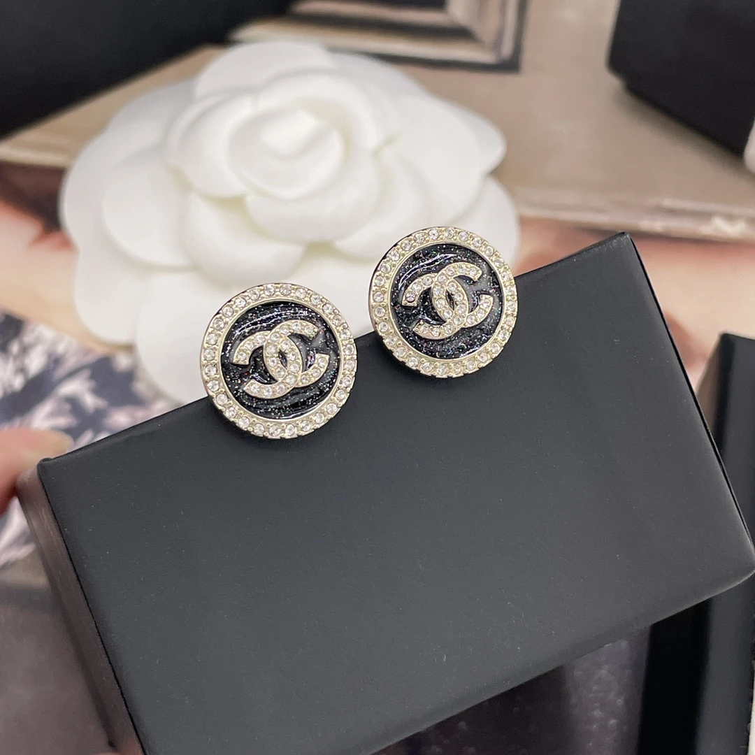 CHANEL Женские серьги с черной эмалью CHANEL Женские серьги с черной эмалью