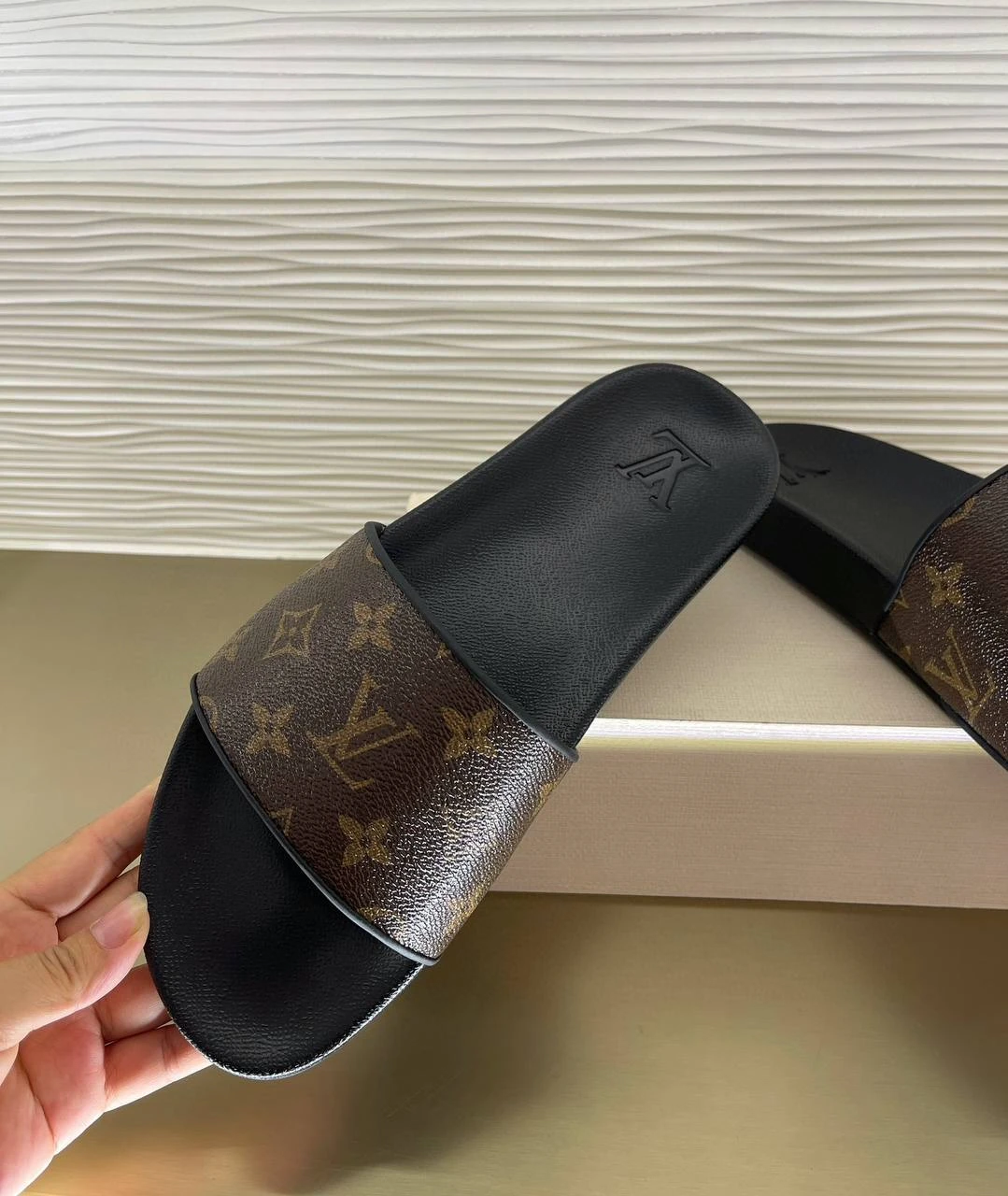 LOUIS VUITTON Мужские тапки Monogram LOUIS VUITTON Мужские тапки Monogram
