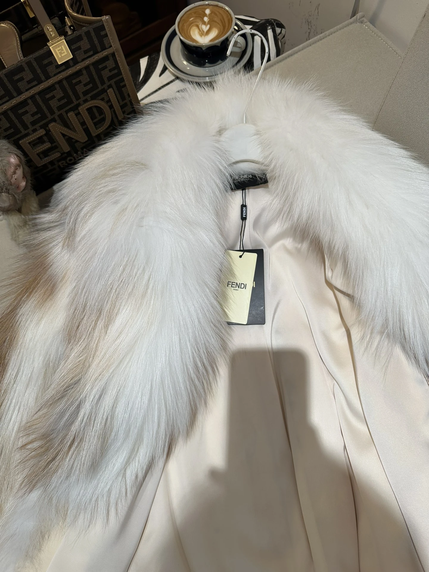 FENDI Женская шуба из меха лисы FENDI Женская шуба из меха лисы