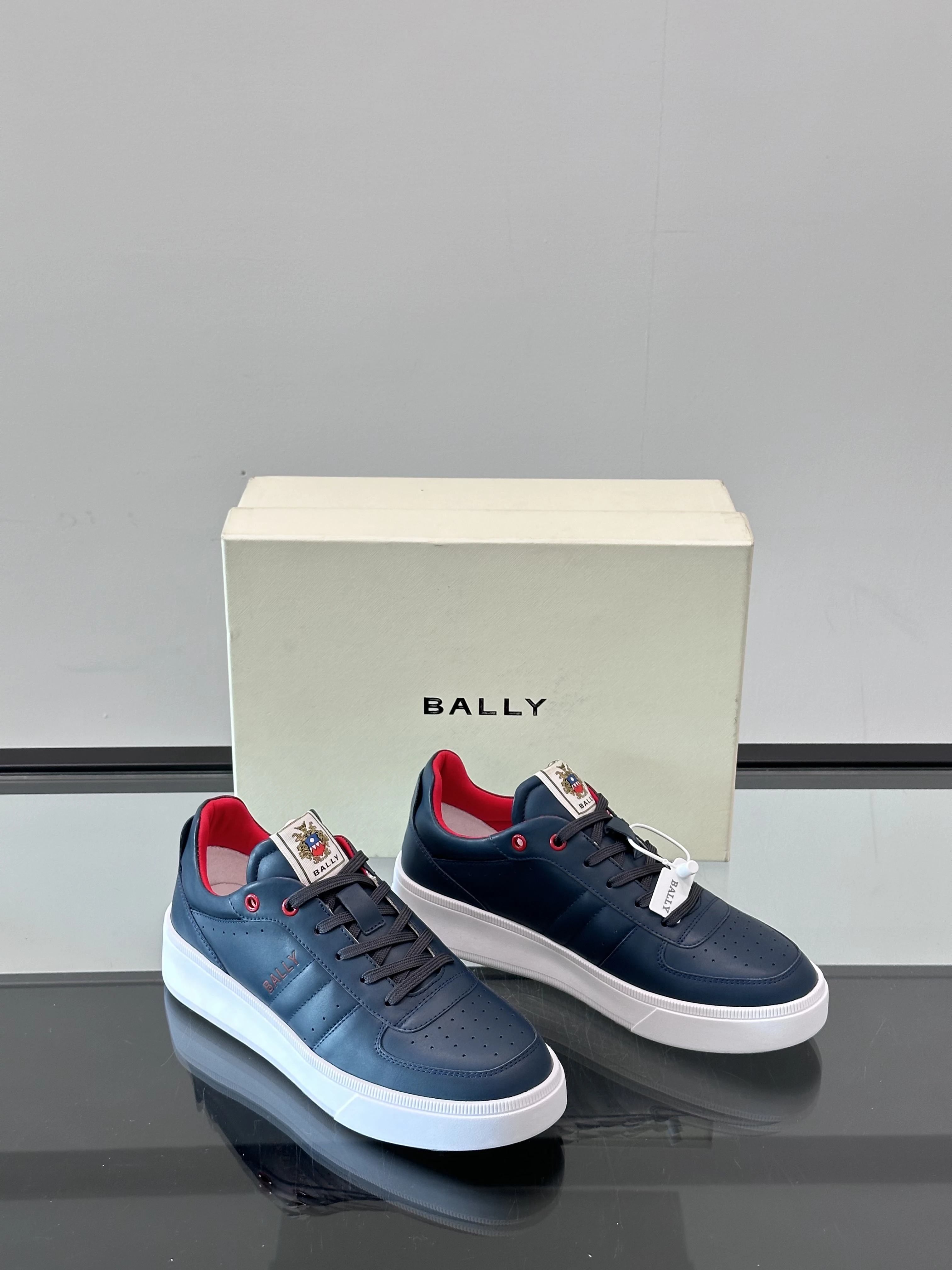 BALLY Мужские кроссовки телячья кожа с красной внутренней отделкой