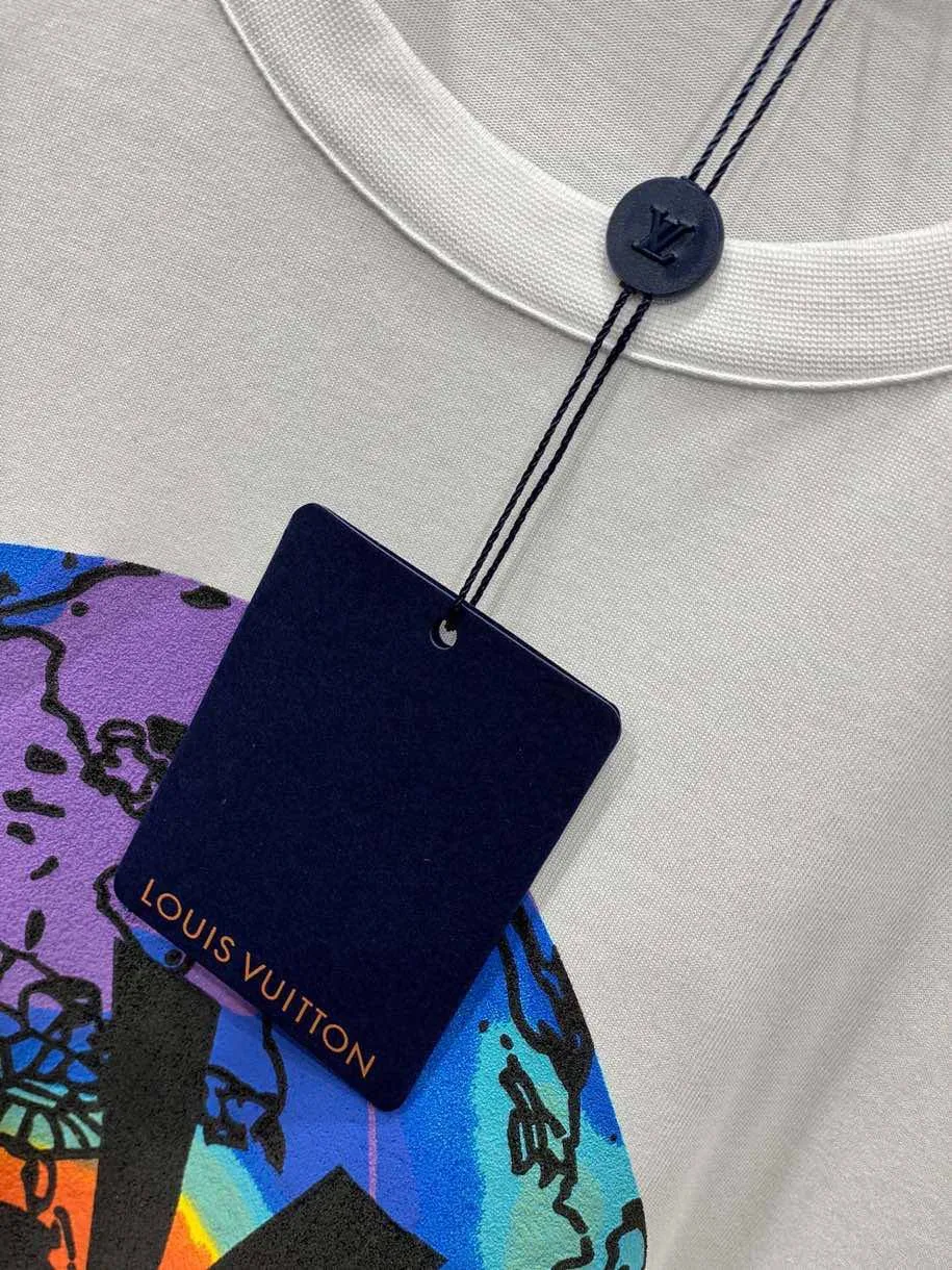 LOUIS VUITTON Мужская футболка с ярким принтом LOUIS VUITTON Мужская футболка с ярким принтом