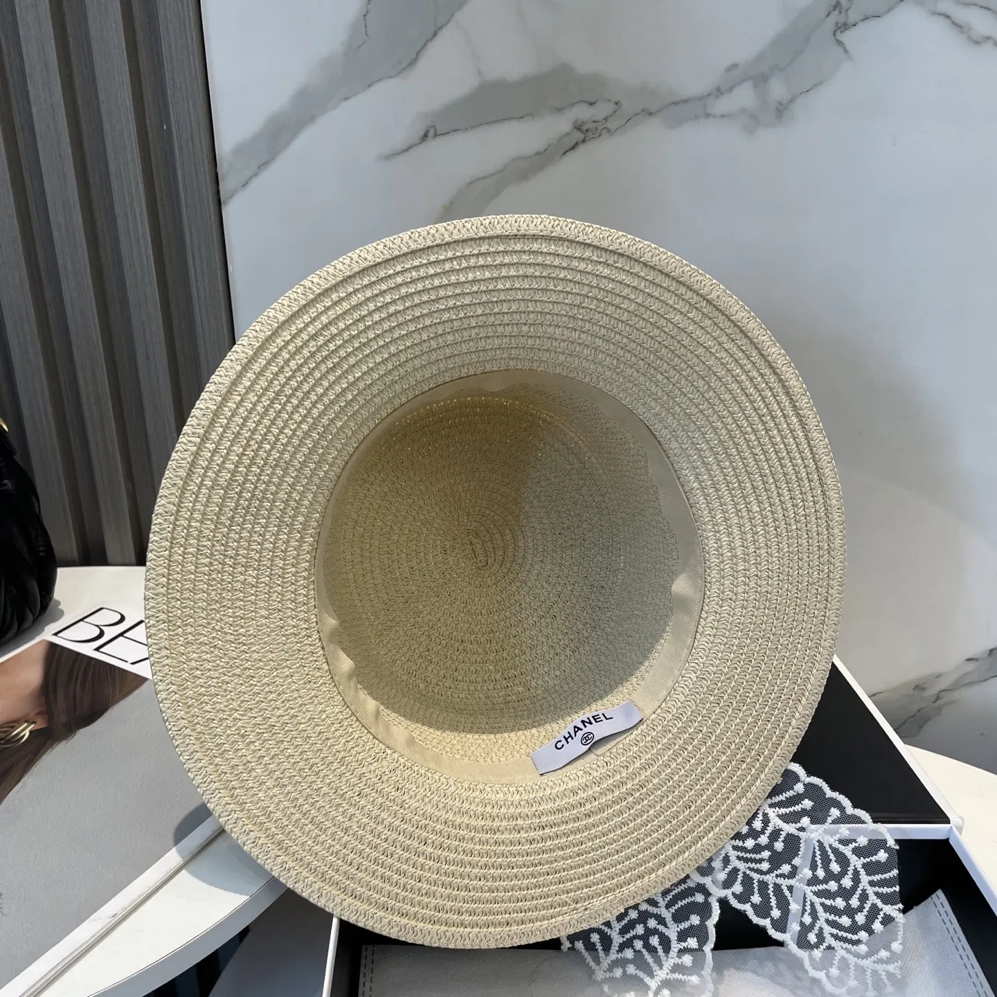 CHANEL Шляпа соломенная с бантом