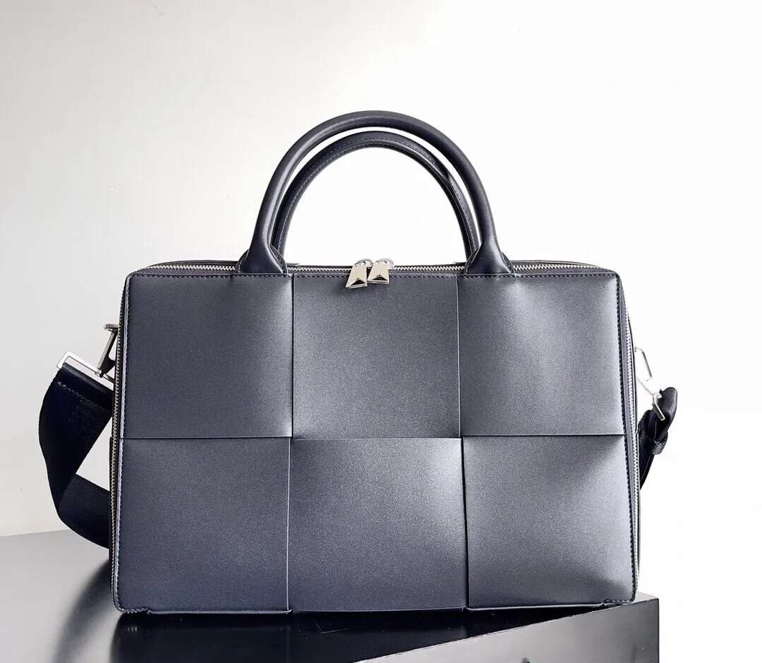 BOTTEGA VENETA Мужской Портфель с ремнем