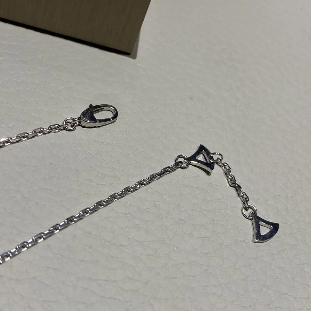 BVLGARI Колье Divas’Dream белое золото, изумруд и бриллианты BVLGARI Колье Divas’Dream белое золото, изумруд и бриллианты