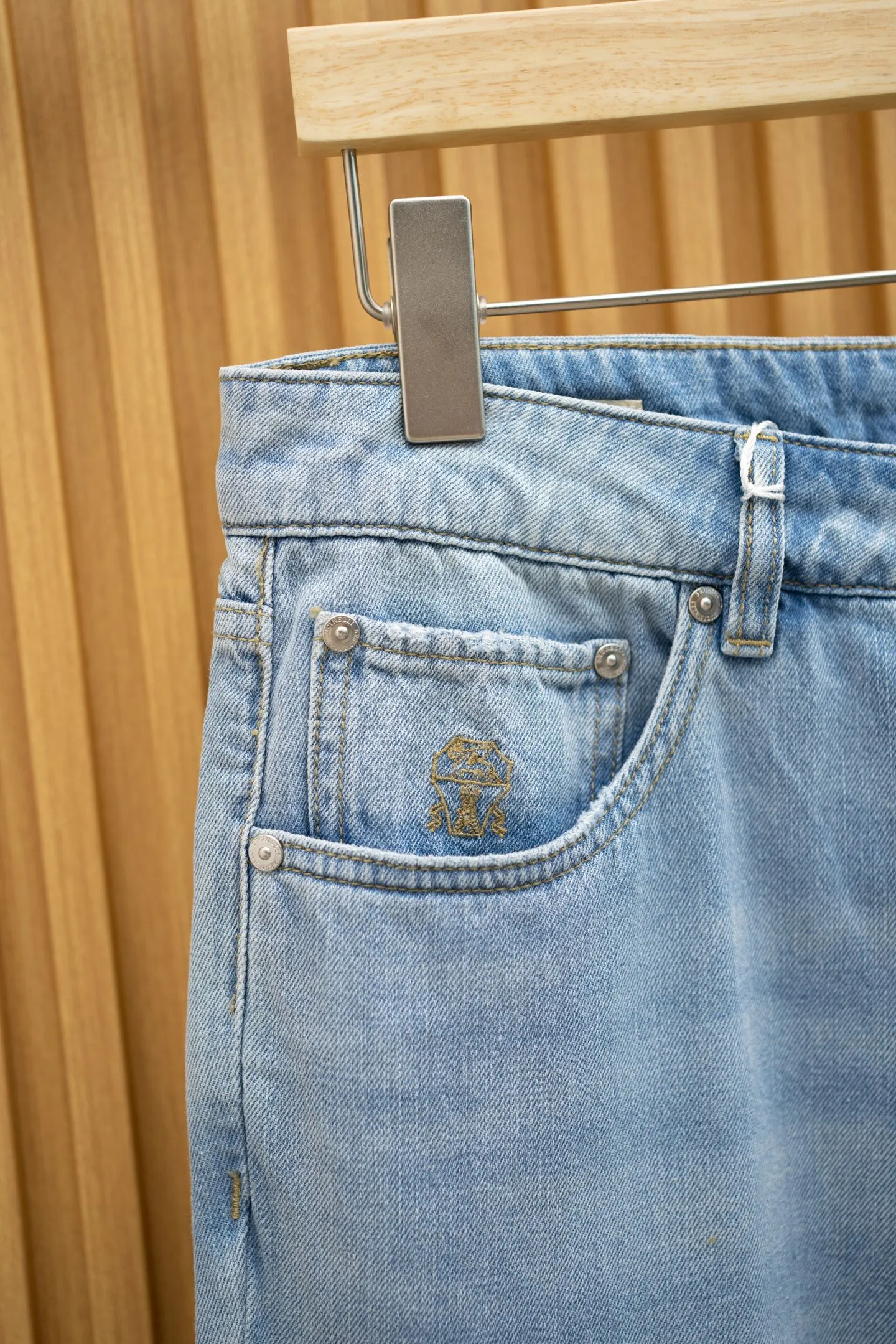 BRUNELLO CUCINELLI Мужские джинсы светло-голубого оттенка BRUNELLO CUCINELLI Мужские джинсы светло-голубого оттенка