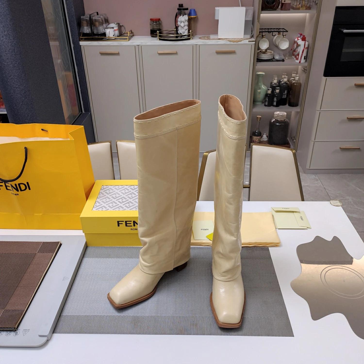 FENDI Женские кожаные сапоги FENDI Женские кожаные сапоги