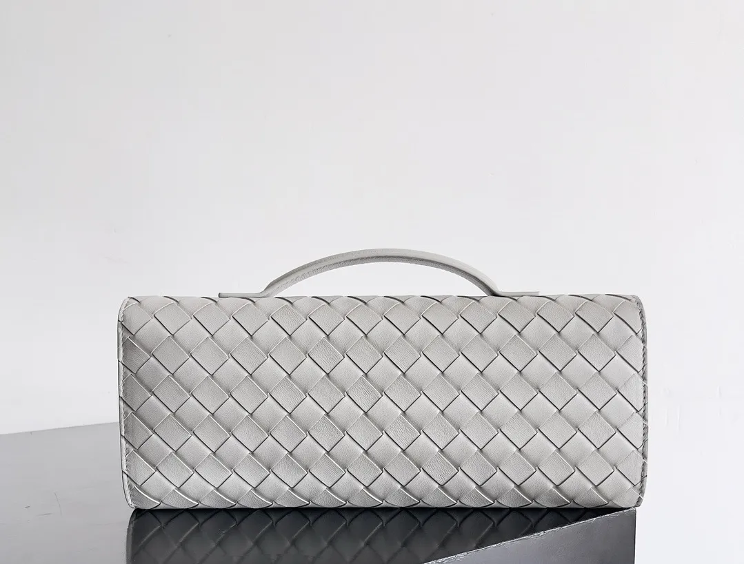 BOTTEGA VENETA Женский клатч Andiamo кожа Intrecciato