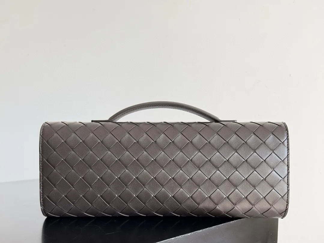 BOTTEGA VENETA Женский клатч Andiamo кожа Intrecciato