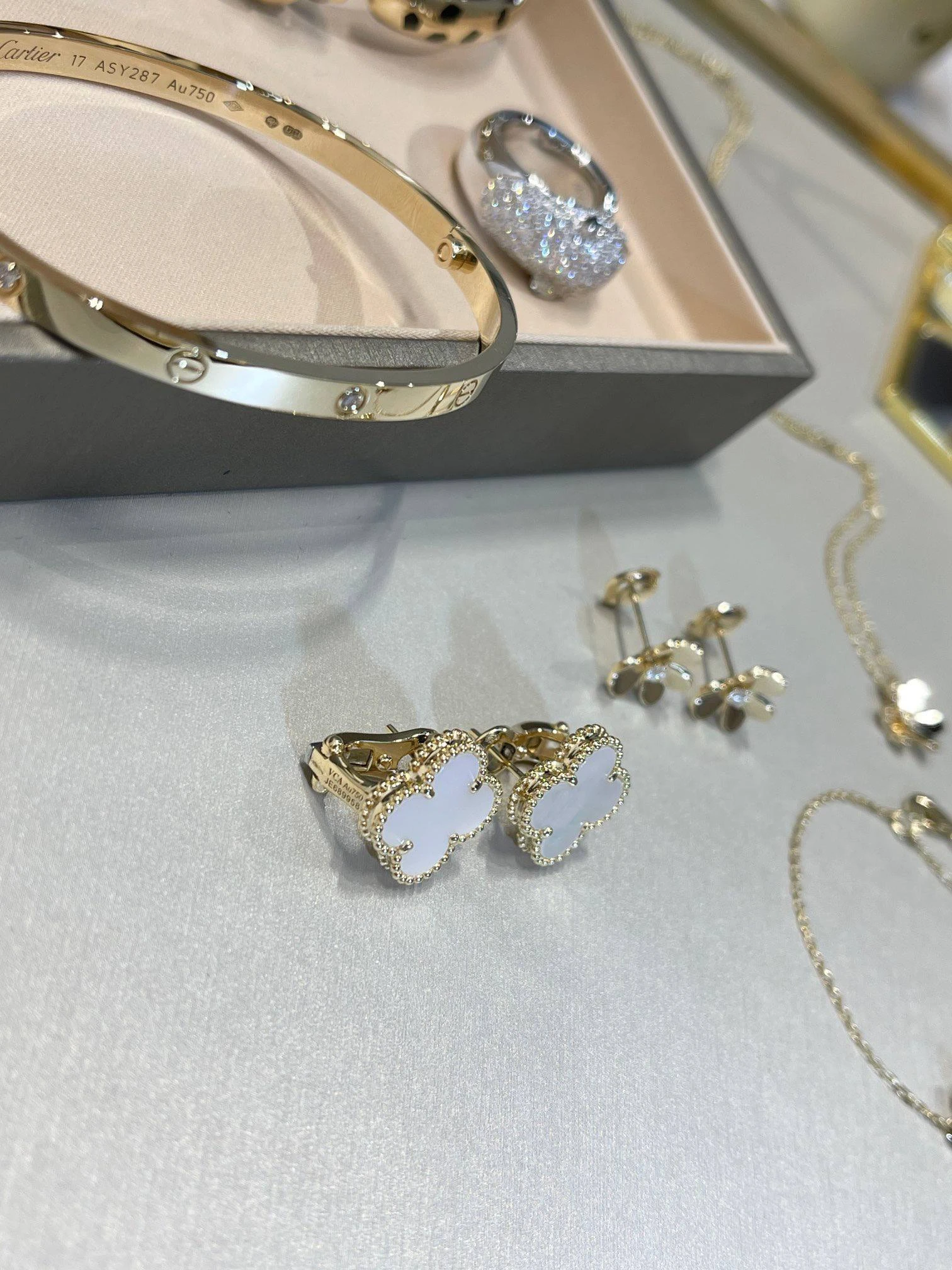 Van Cleef & Arpels Серьги Alhambra желтое золото и перламутр Van Cleef & Arpels Серьги Alhambra желтое золото и перламутр