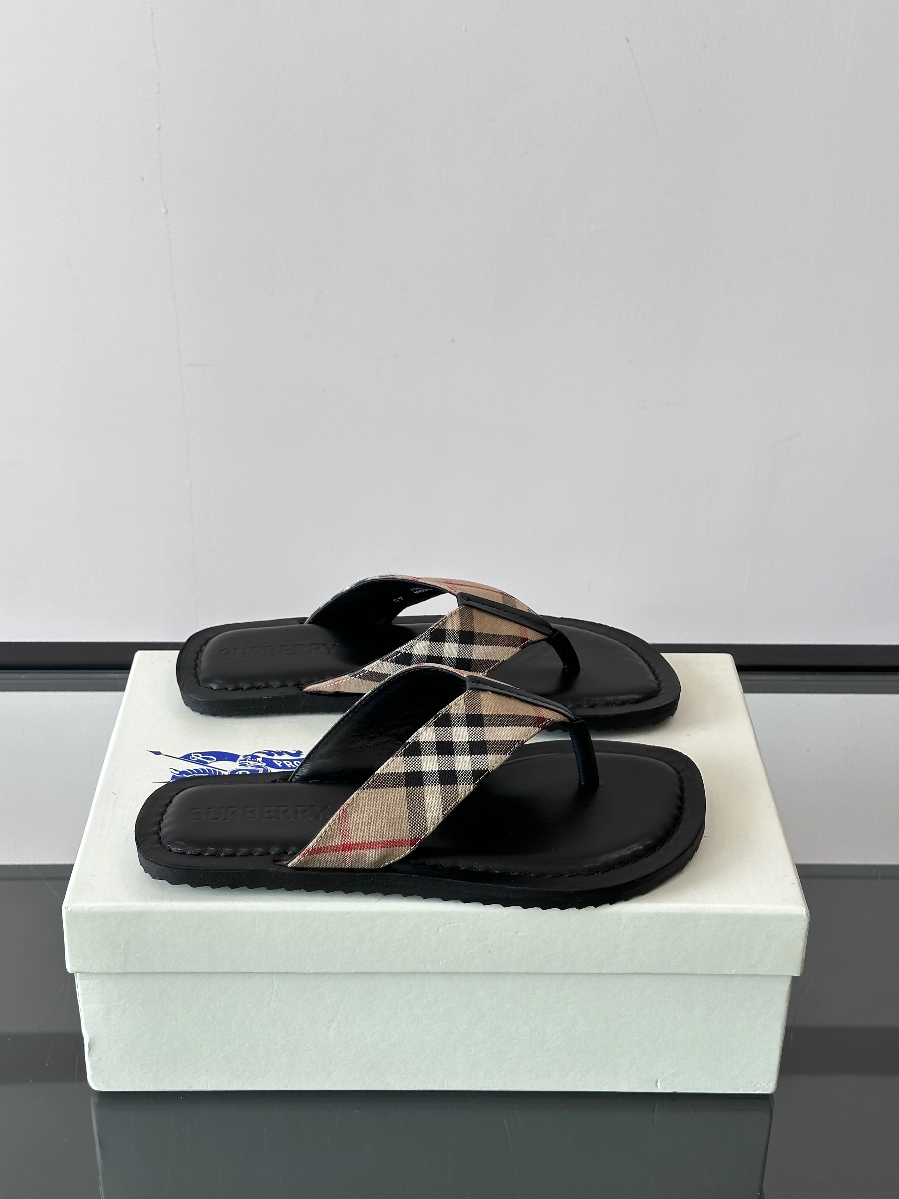 BURBERRY Мужские шлёпанцы вьетнамки BURBERRY Мужские шлёпанцы вьетнамки