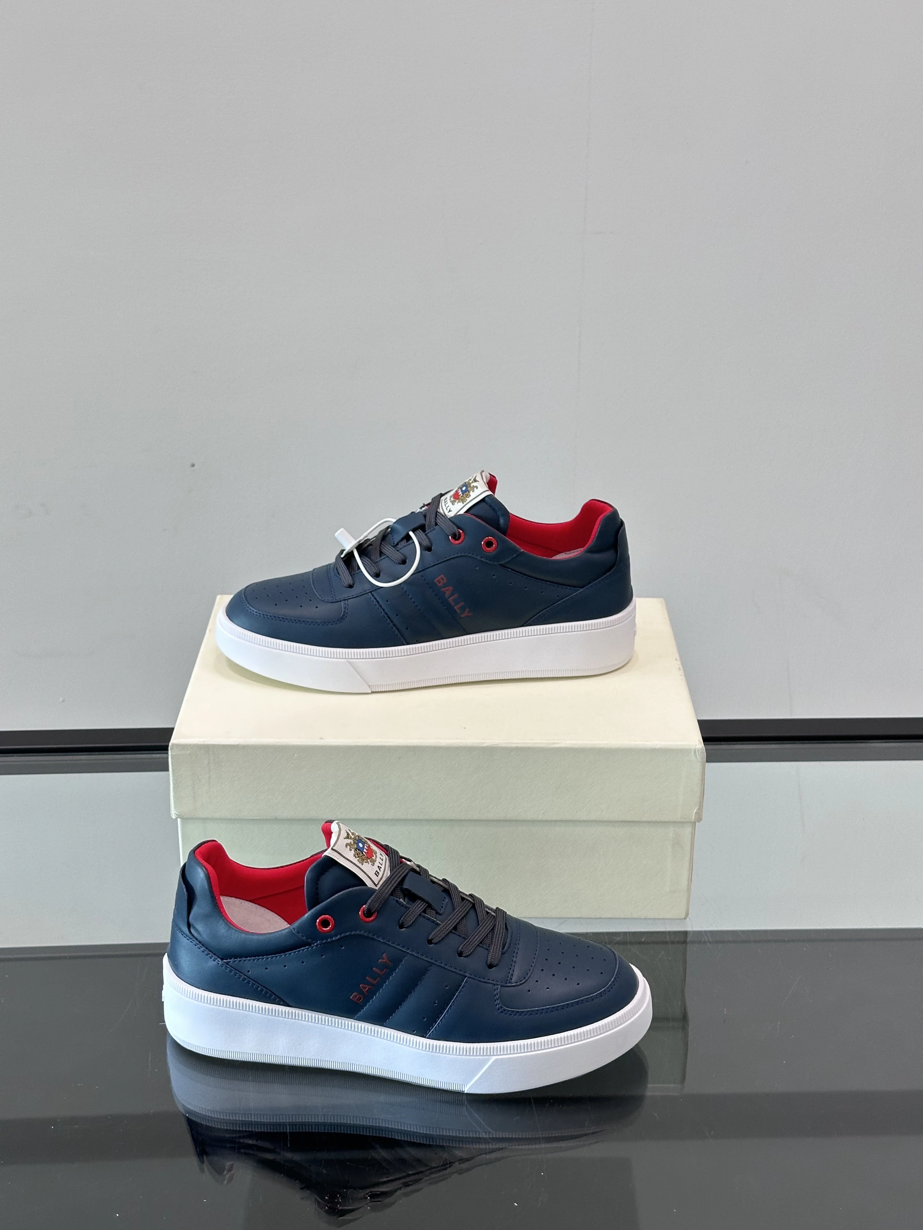 BALLY Мужские кроссовки телячья кожа с красной внутренней отделкой