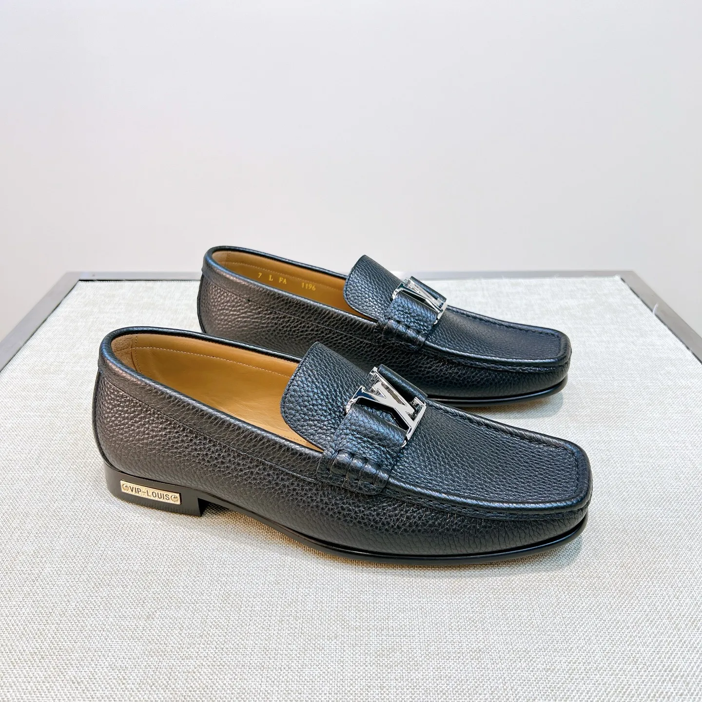 LOUIS VUITTON Мужские лоферы коровья кожа с логотипом