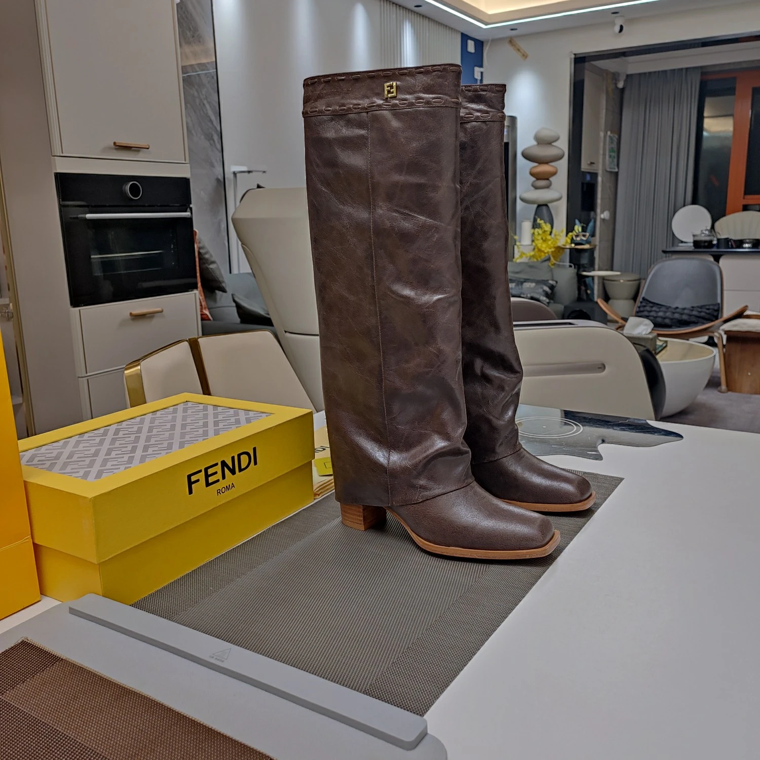 FENDI Женские кожаные сапоги