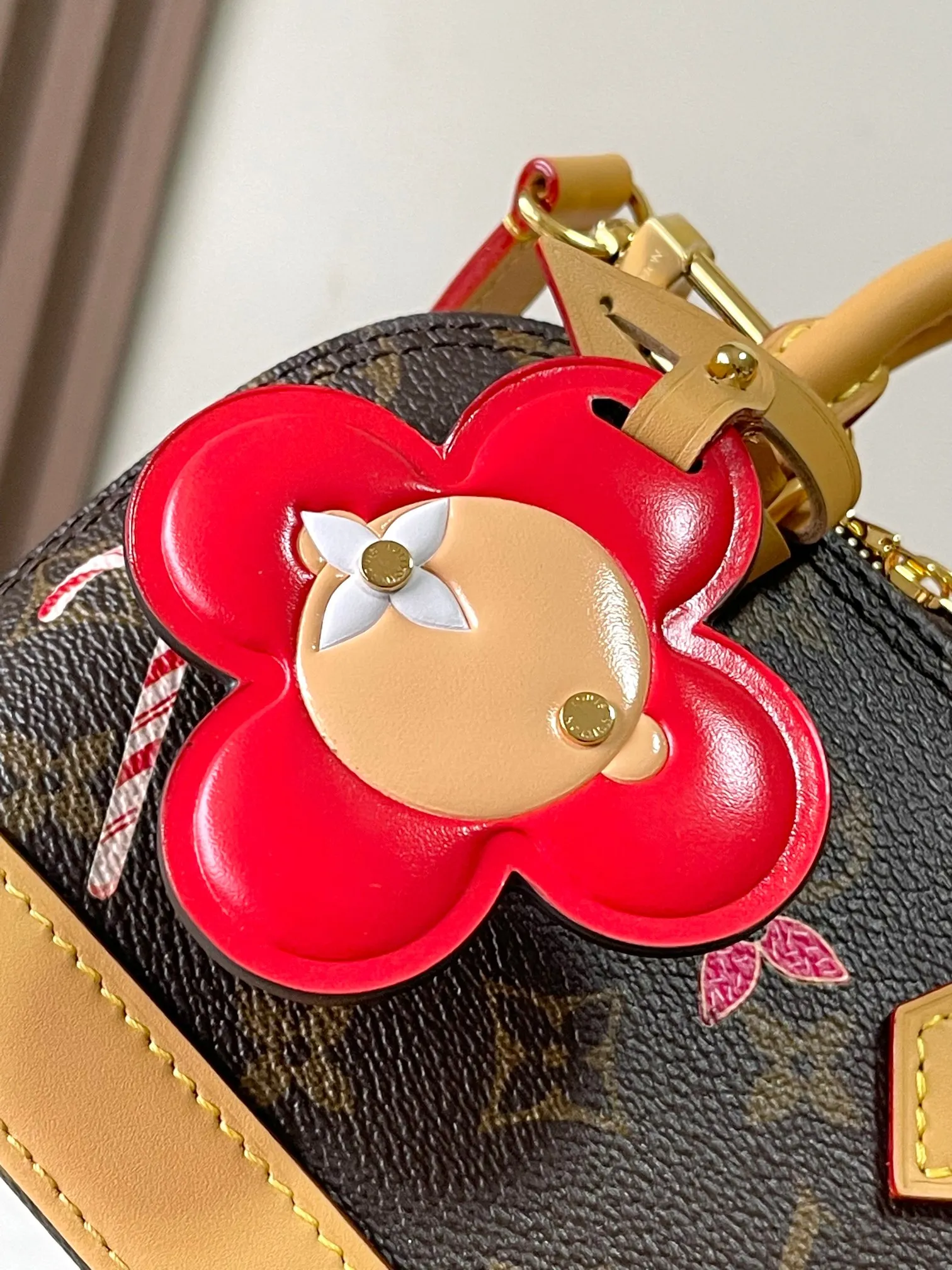 LOUIS VUITTON Женская сумка Nano Alma с украшениями LOUIS VUITTON Женская сумка Nano Alma с украшениями