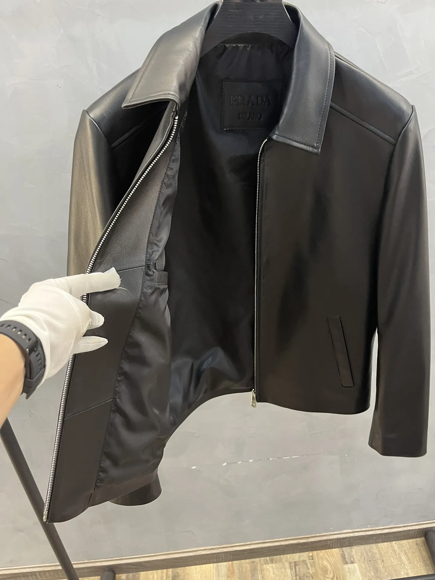 PRADA Мужская кожаная куртка минималистичная с воротником