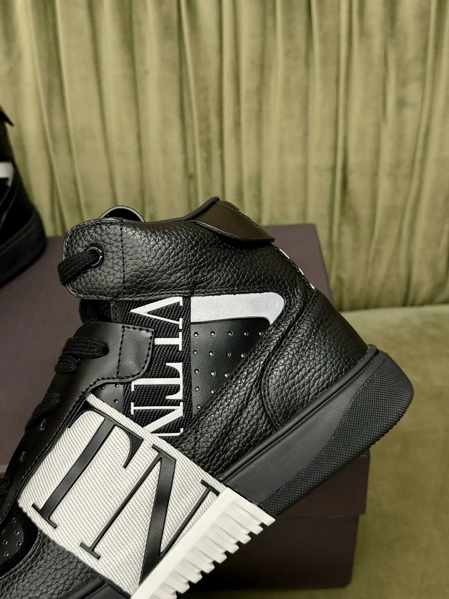 VALENTINO Мужские высокие кроссовки VL7N