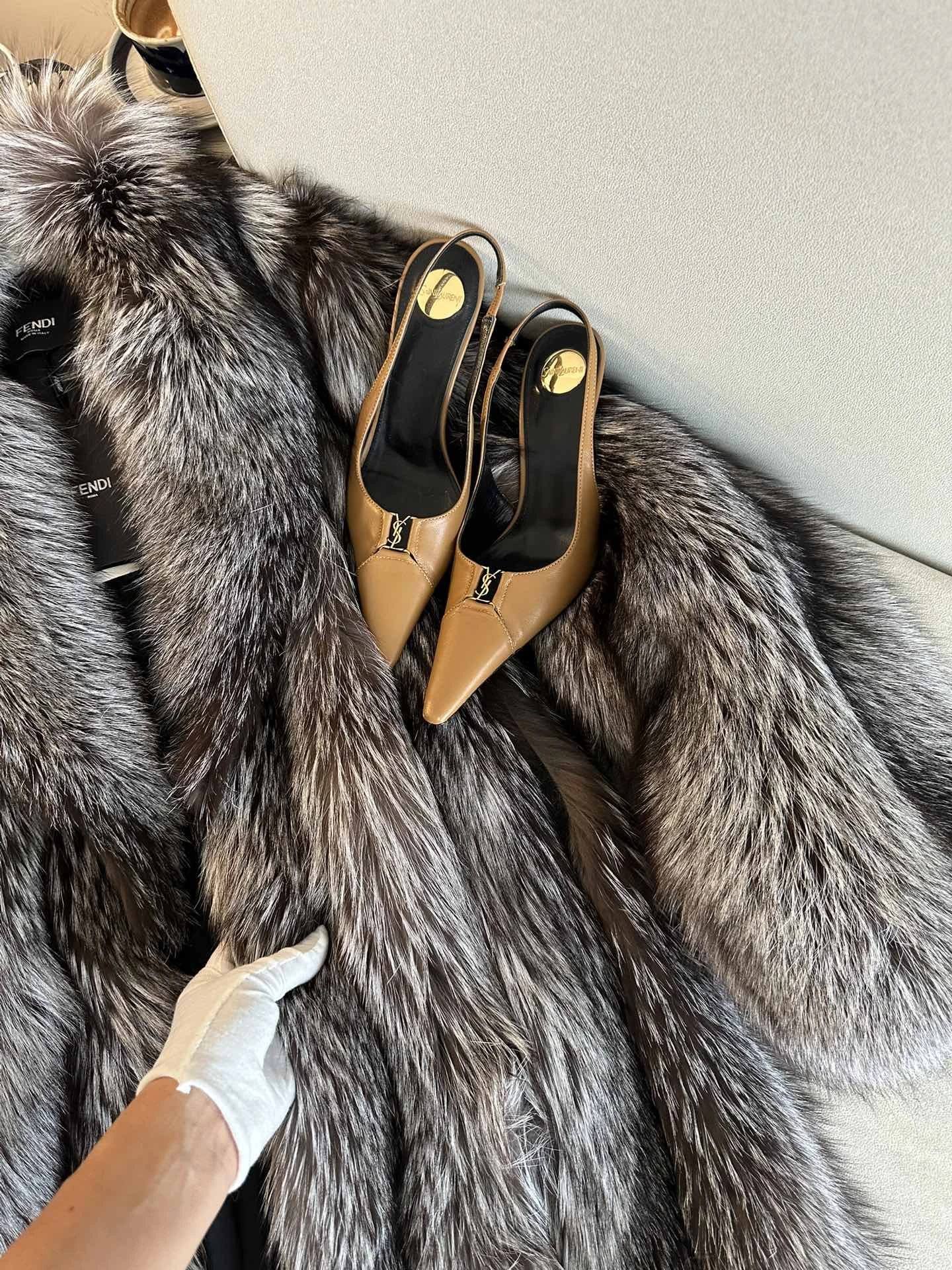 FENDI Женская шуба из меха лисы FENDI Женская шуба из меха лисы