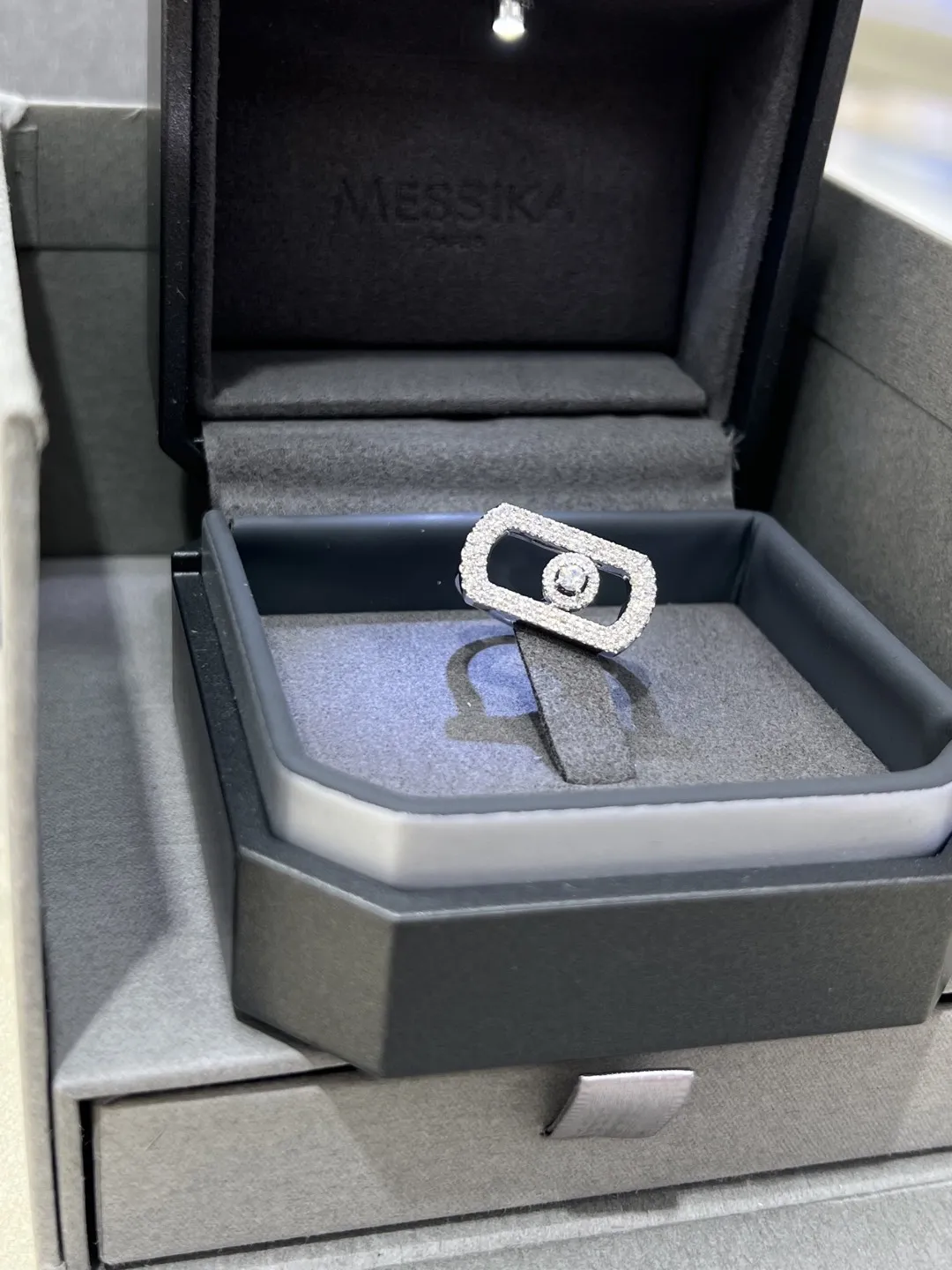 MESSIKA Женское кольцо So Move белое золото с бриллиантами MESSIKA Женское кольцо So Move белое золото с бриллиантами