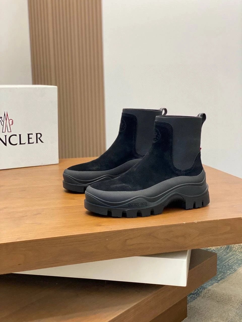 MONCLER Мужские ботинки из коровьей кожи классический силует челси MONCLER Мужские ботинки из коровьей кожи классический силует челси