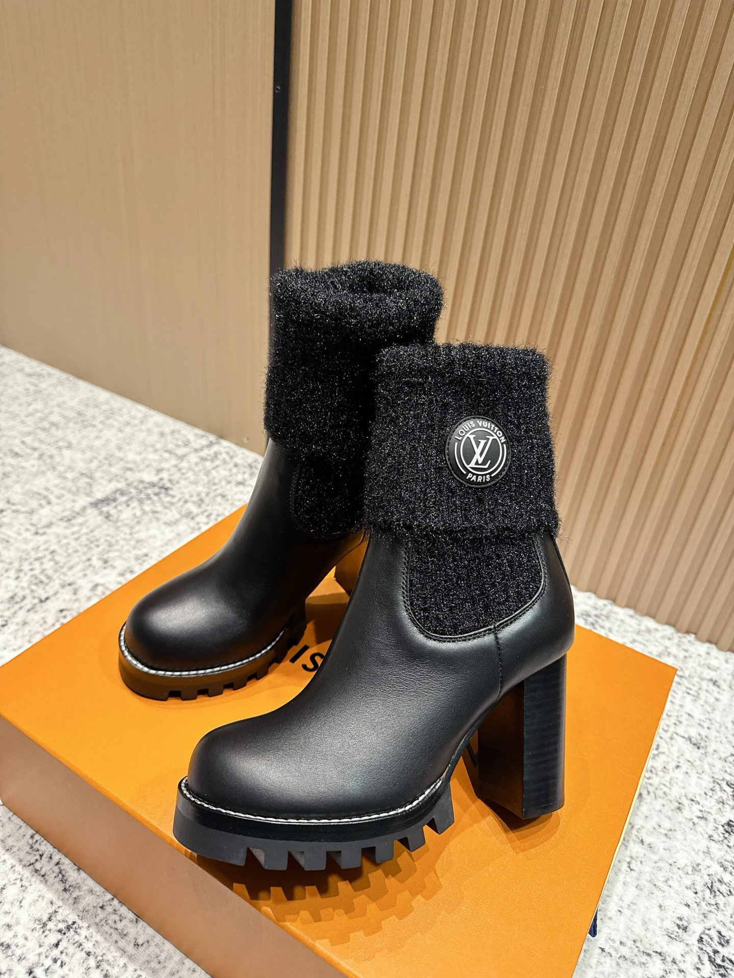 LOUIS VUITTON Женские ботильоны из кожи и шерсти LOUIS VUITTON Женские ботильоны из кожи и шерсти