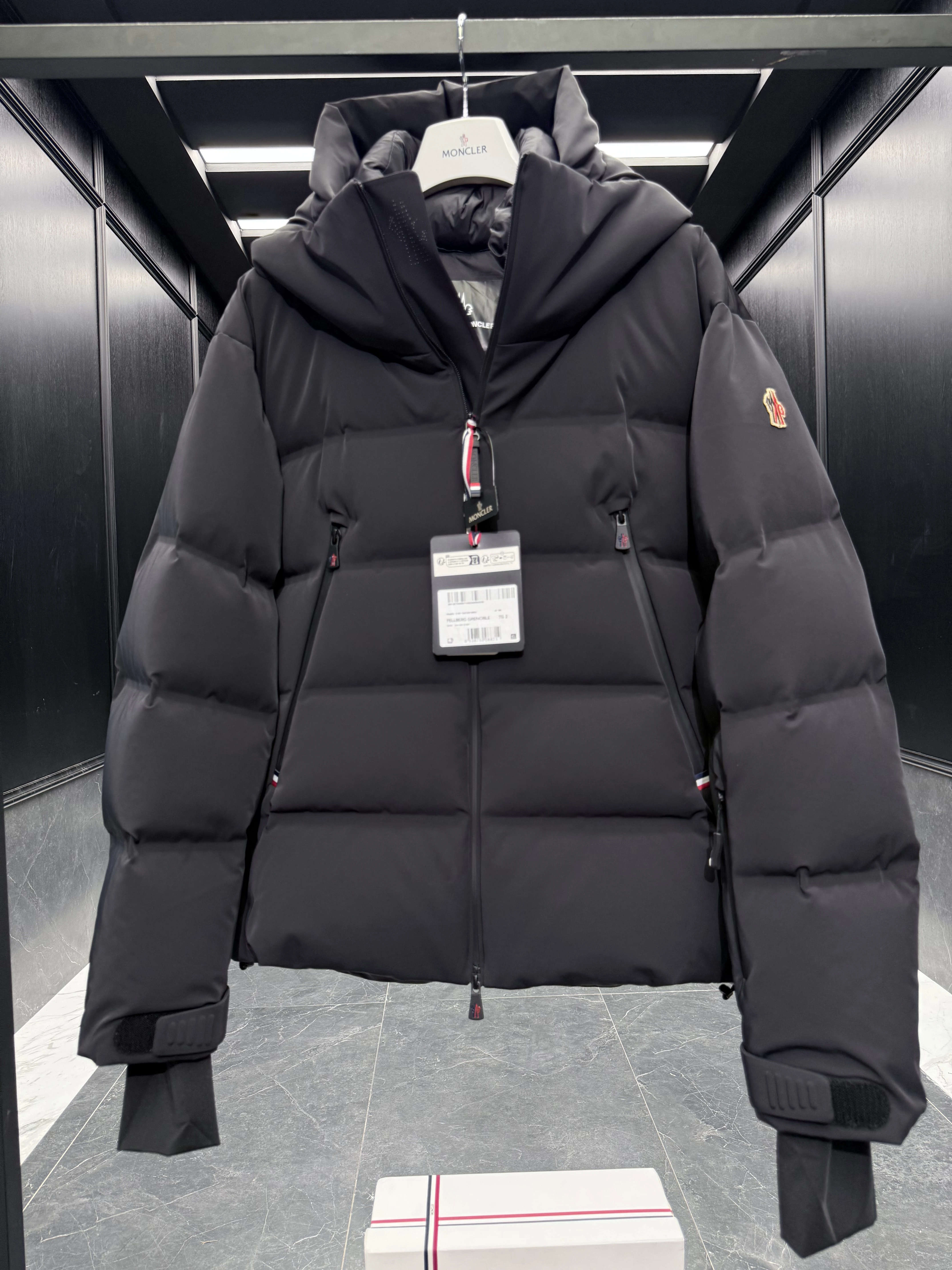 MONCLER Мужской пуховик Fellberg MONCLER Мужской пуховик Fellberg
