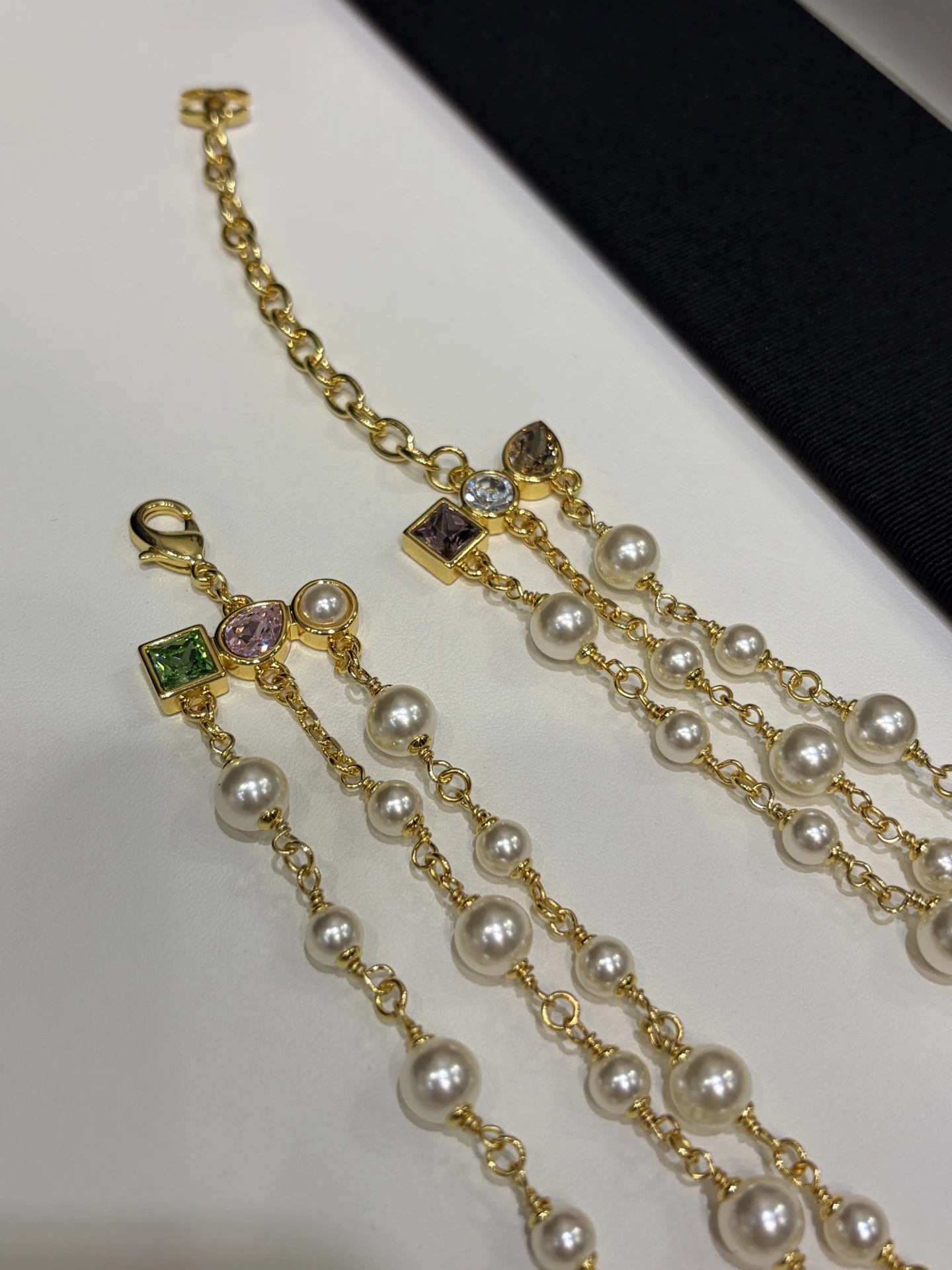 CHANEL Женское колье с жемчужинами и многоцветными кристаллами CHANEL Женское колье с жемчужинами и многоцветными кристаллами