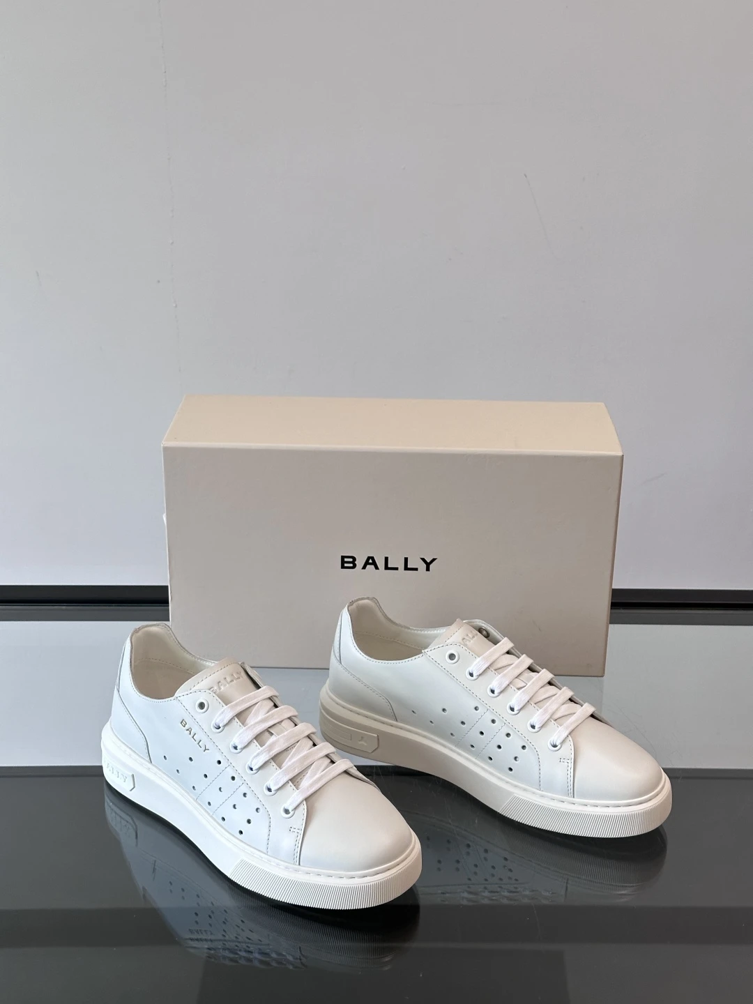 BALLY Мужские кроссовки телячья кожа с фирменной перфорацией BALLY Мужские кроссовки телячья кожа с фирменной перфорацией