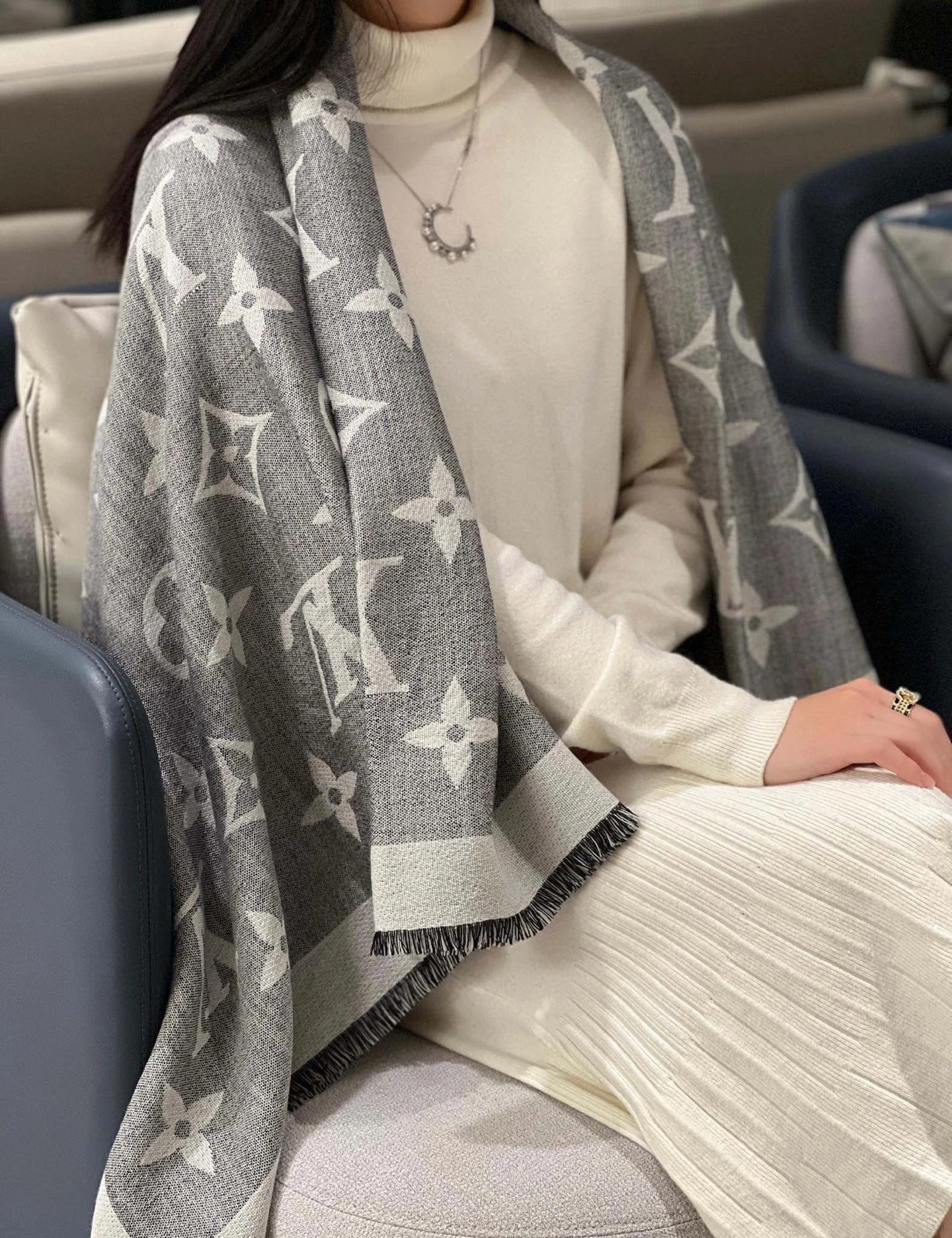 LOUIS VUITTON Женская шаль Monogram MP2412 LOUIS VUITTON Женская шаль Monogram MP2412