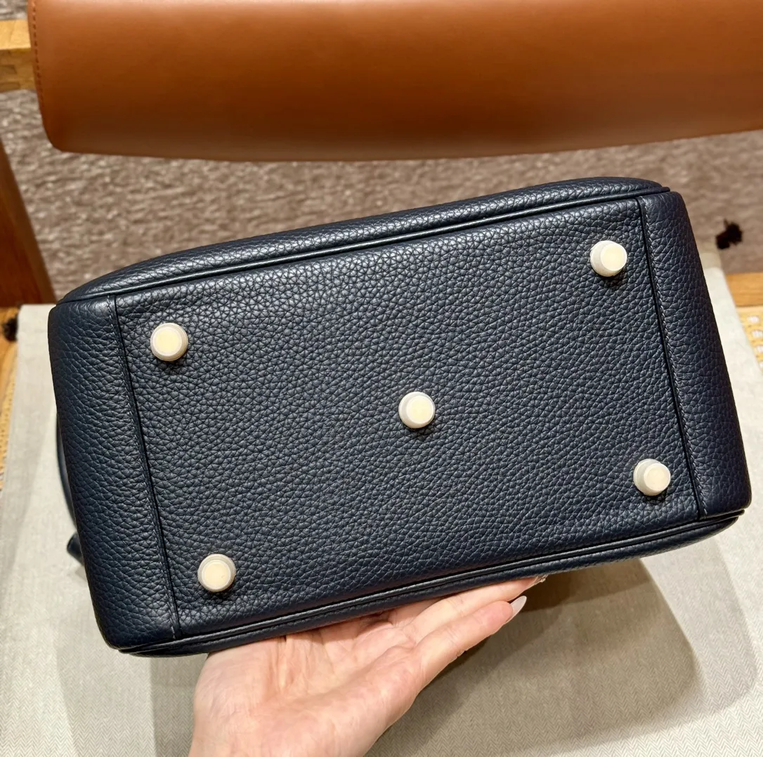 HERMES Женская сумка Lindy 26 см 2Z Clemence HERMES Женская сумка Lindy 26 см 2Z Clemence