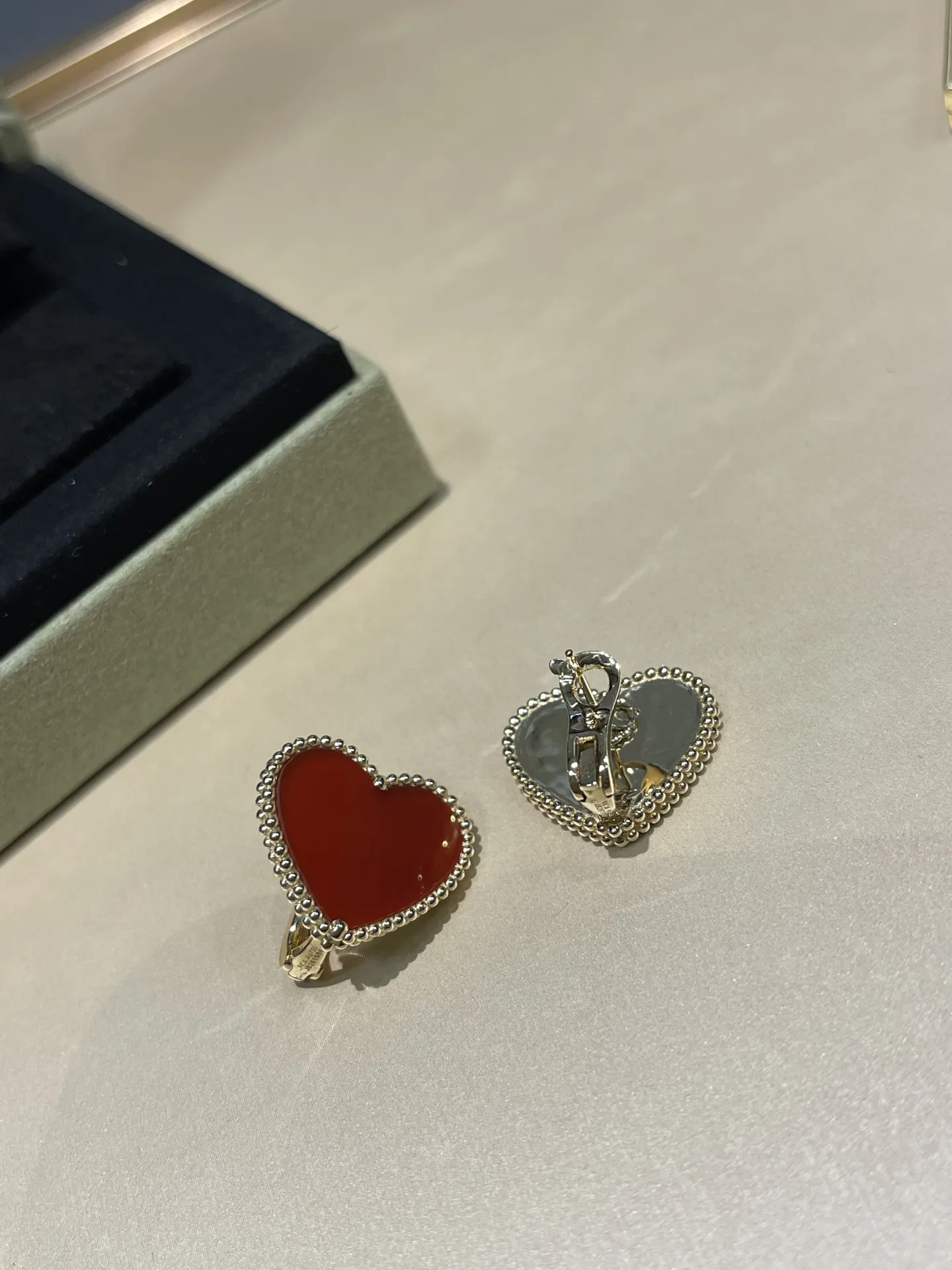 Van Cleef & Arpels Серьги с сердоликом Van Cleef & Arpels Серьги с сердоликом