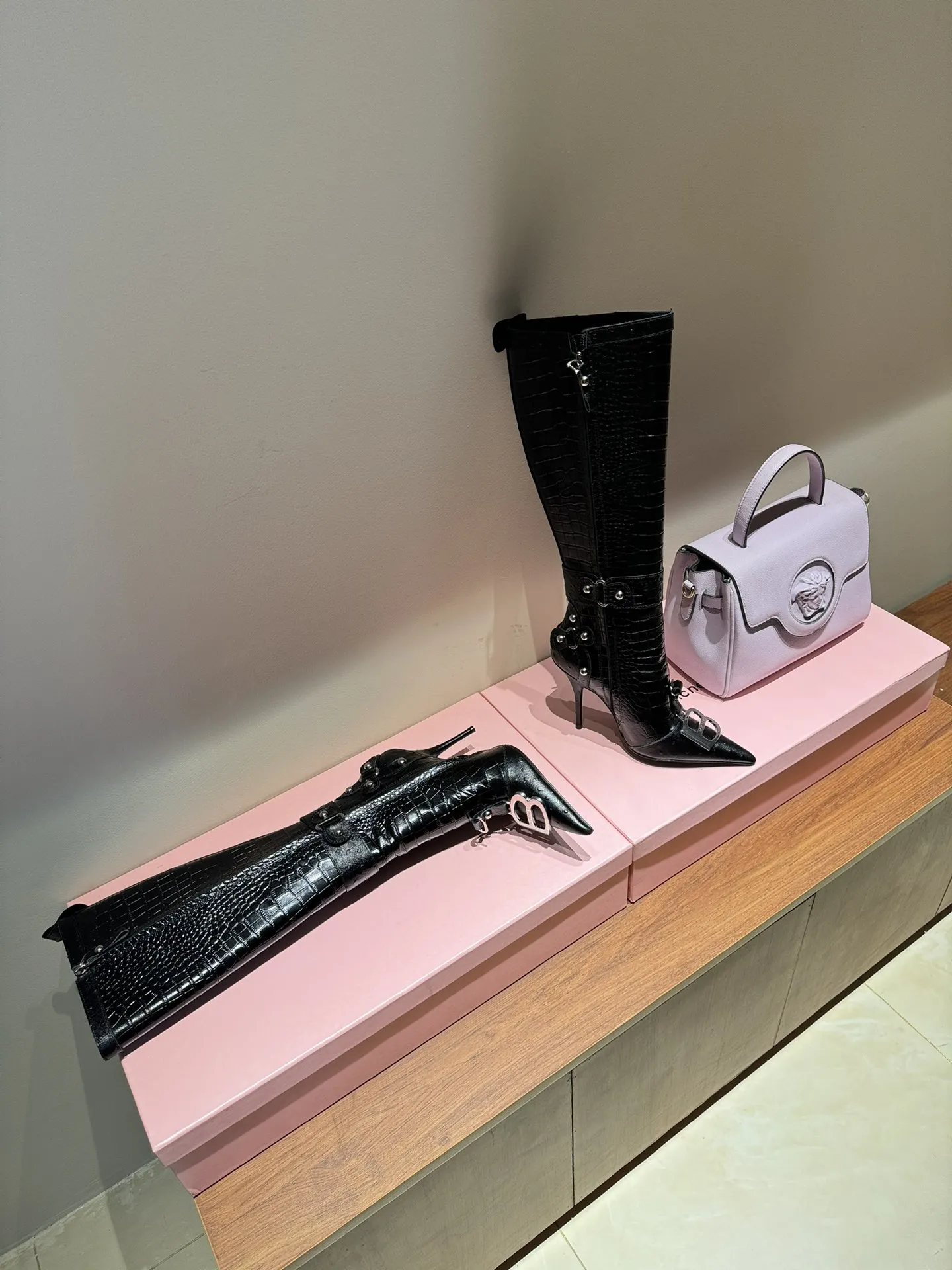 BALENCIAGA Женские сапоги из коровьей кожи BALENCIAGA Женские сапоги из коровьей кожи