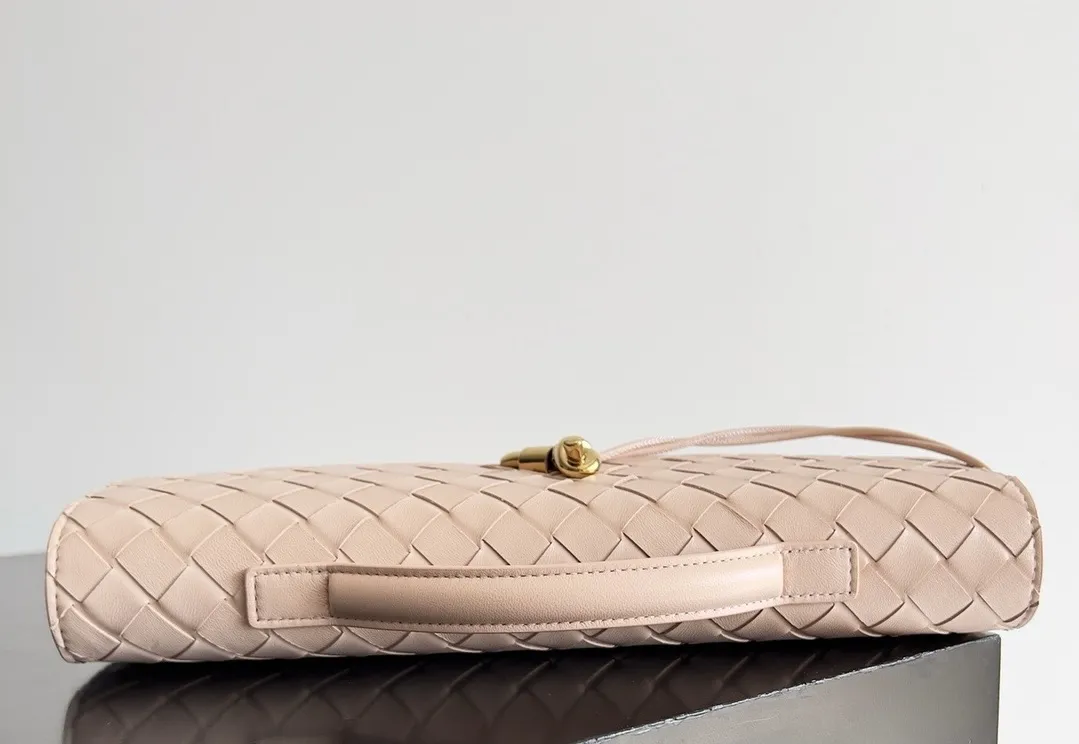 BOTTEGA VENETA Женский клатч Andiamo кожа Intrecciato
