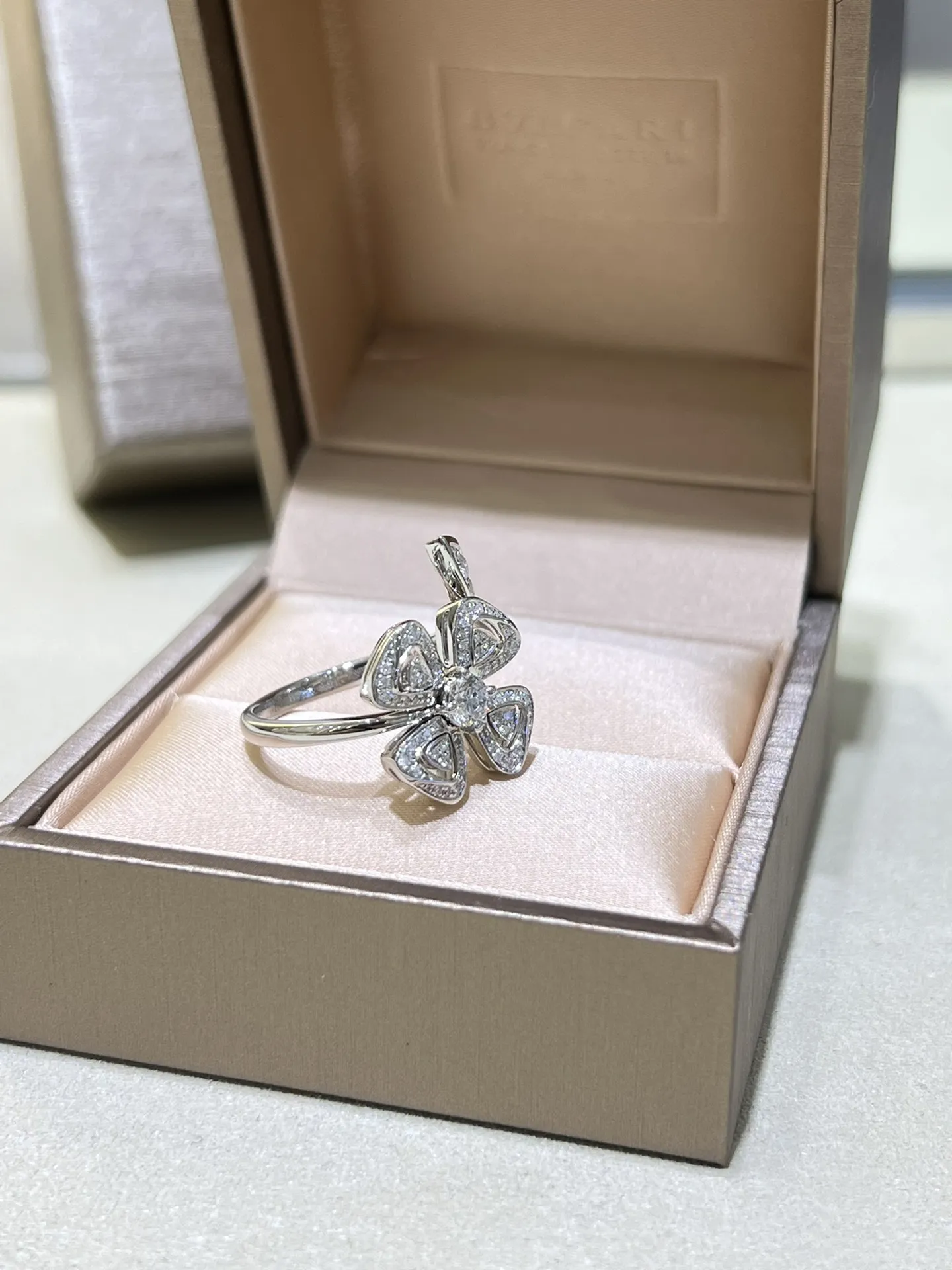 BVLGARI Женское кольцо Fiorever белое золото и бриллианты BVLGARI Женское кольцо Fiorever белое золото и бриллианты