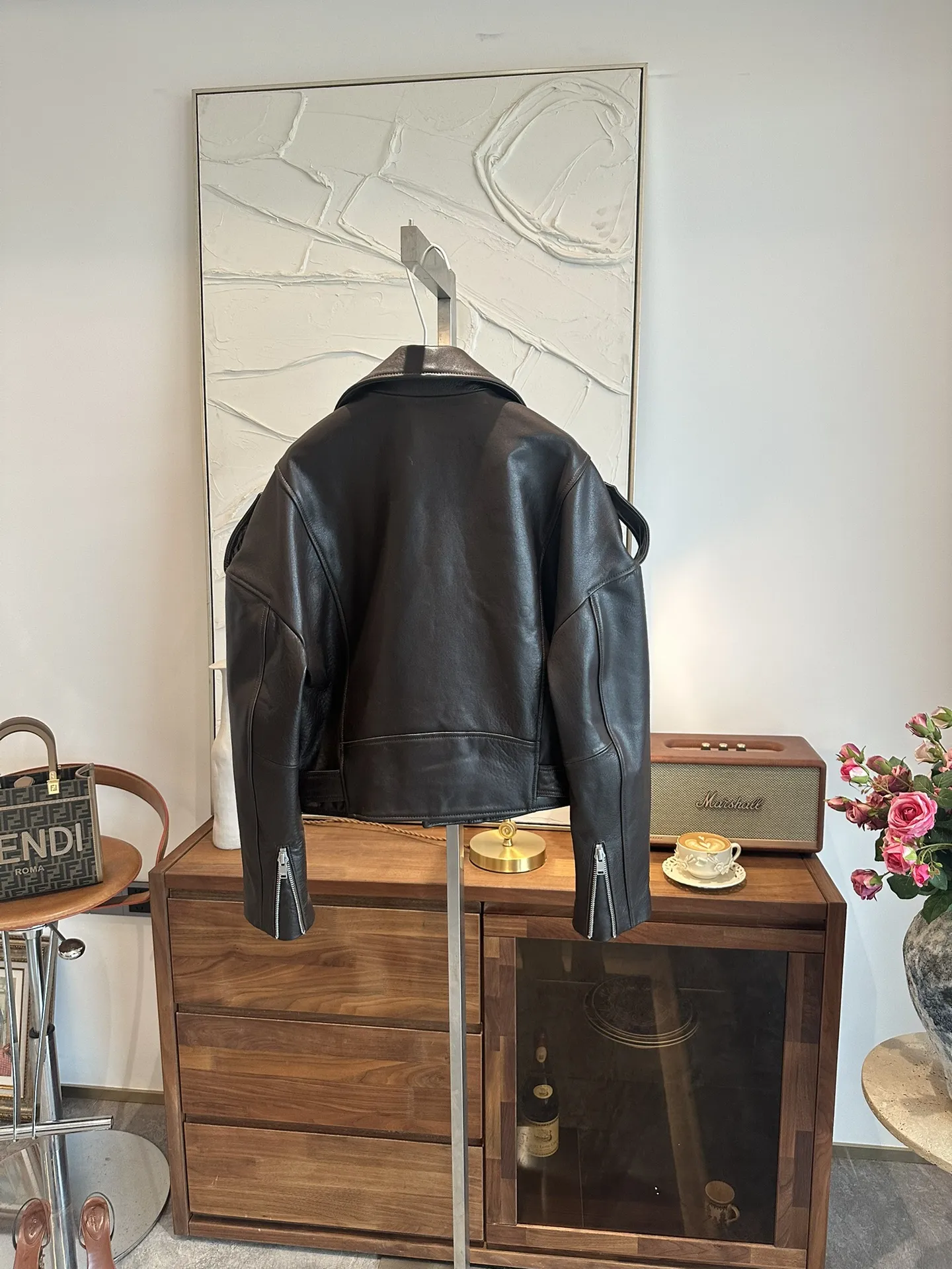 YVES SAINT LAURENT Женская кожаная куртка из коровьей кожи YVES SAINT LAURENT Женская кожаная куртка из коровьей кожи