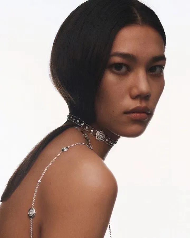 CHANEL Женское колье с кристаллами Camelia CHANEL Женское колье с кристаллами Camelia