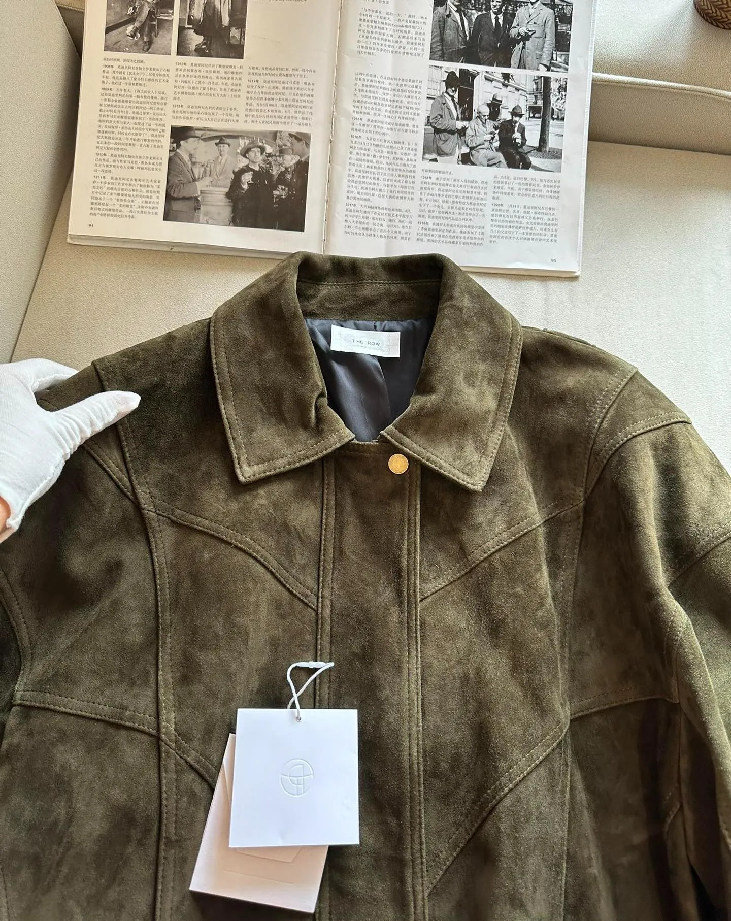 THE ROW Женская куртка из замши свободного кроя бежевая