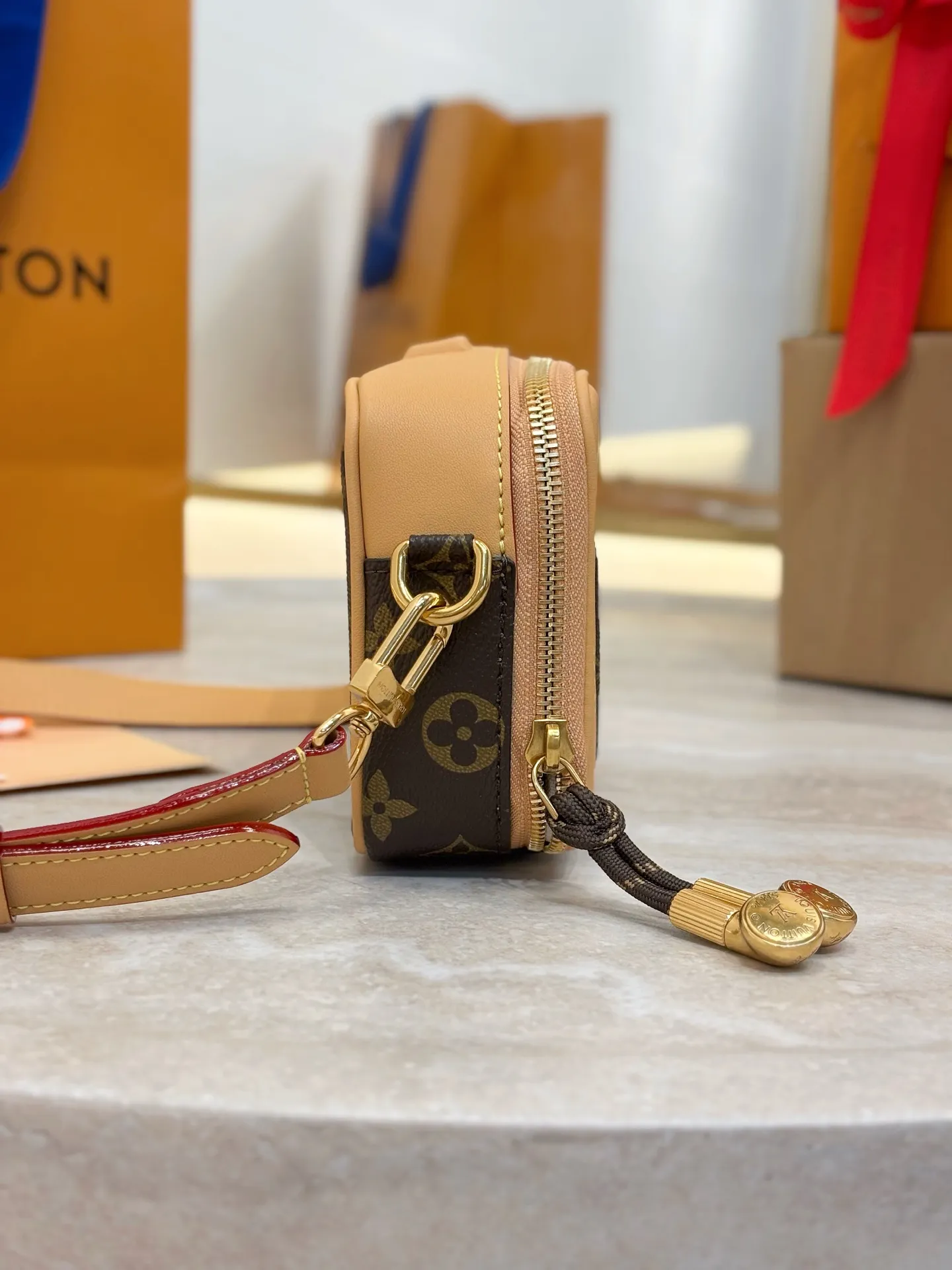 LOUIS VUITTON Мужская сумка месседжер Baladeur Wearable Wallet M14062 LOUIS VUITTON Мужская сумка месседжер Baladeur Wearable Wallet M14062