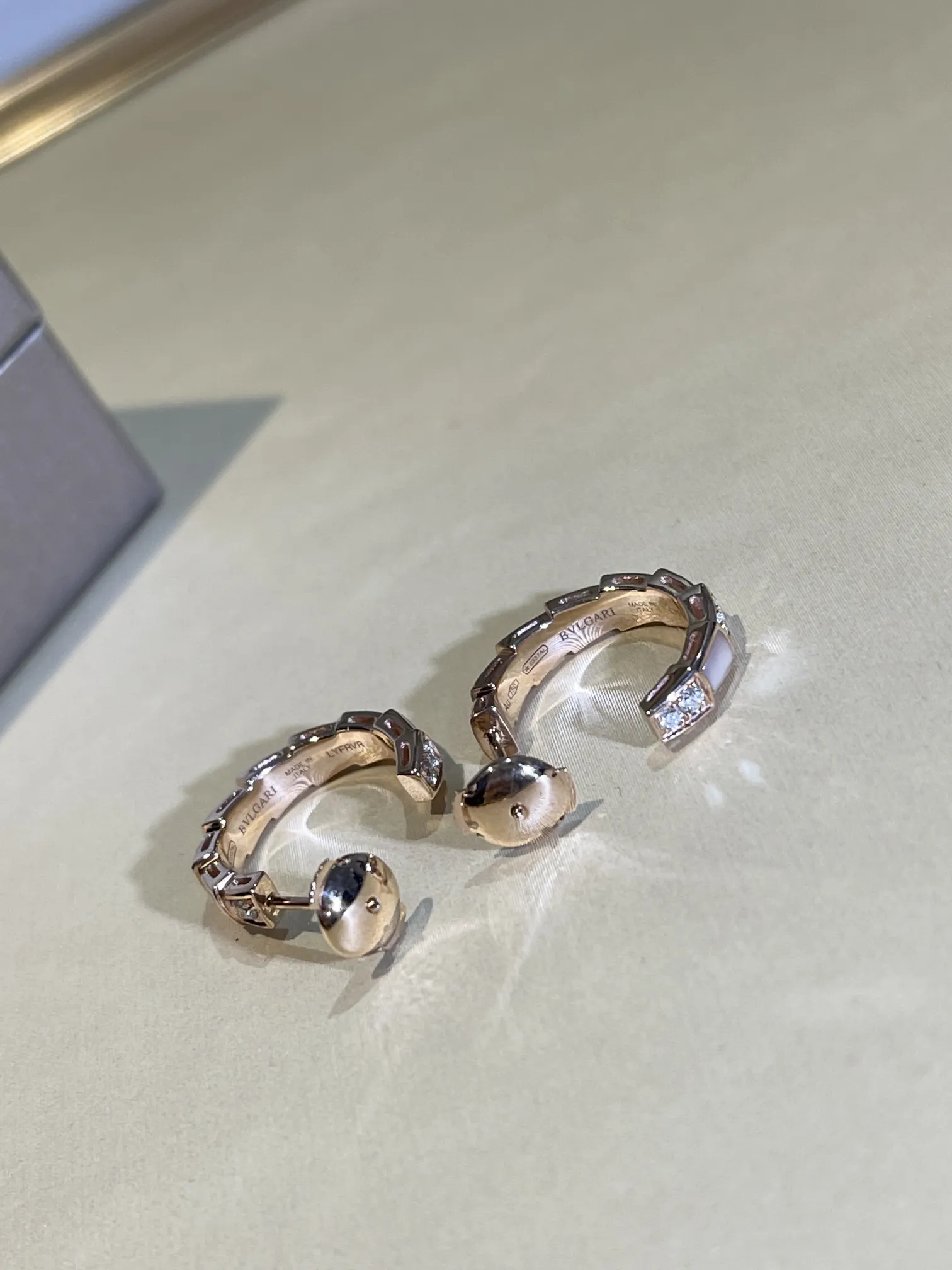 BVLGARI Серьги розовое золото, перламутр и бриллианты BVLGARI Серьги розовое золото, перламутр и бриллианты