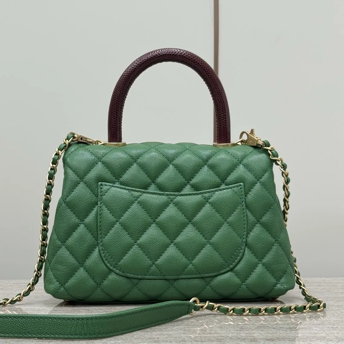 CHANEL Женская сумка Coco Handle с витой ручкой