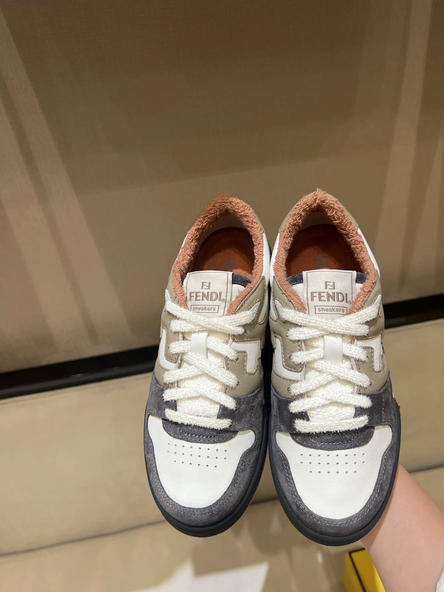 FENDI Кроссовки из кожи и замши