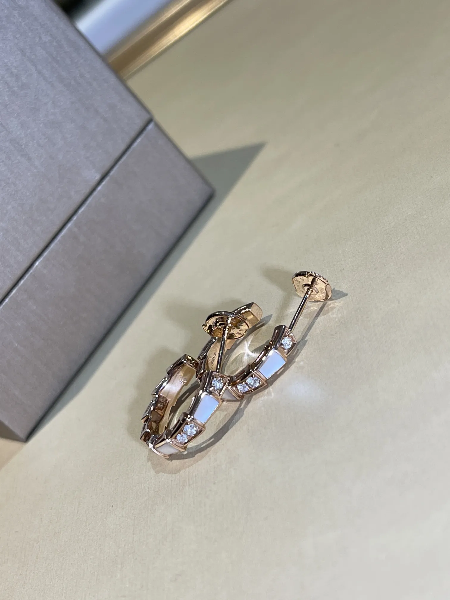 BVLGARI Серьги розовое золото, перламутр и бриллианты BVLGARI Серьги розовое золото, перламутр и бриллианты