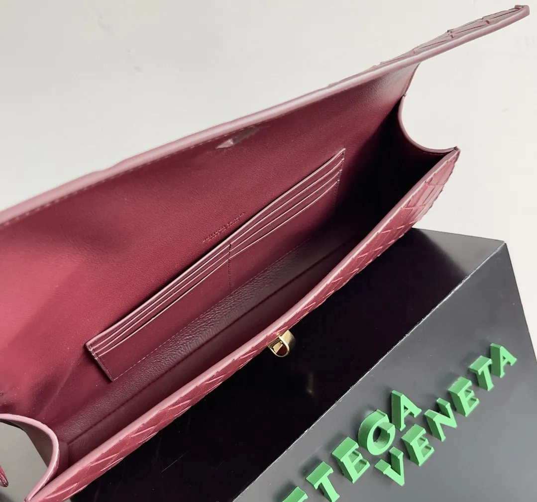 BOTTEGA VENETA Женский клатч Andiamo кожа Intrecciato