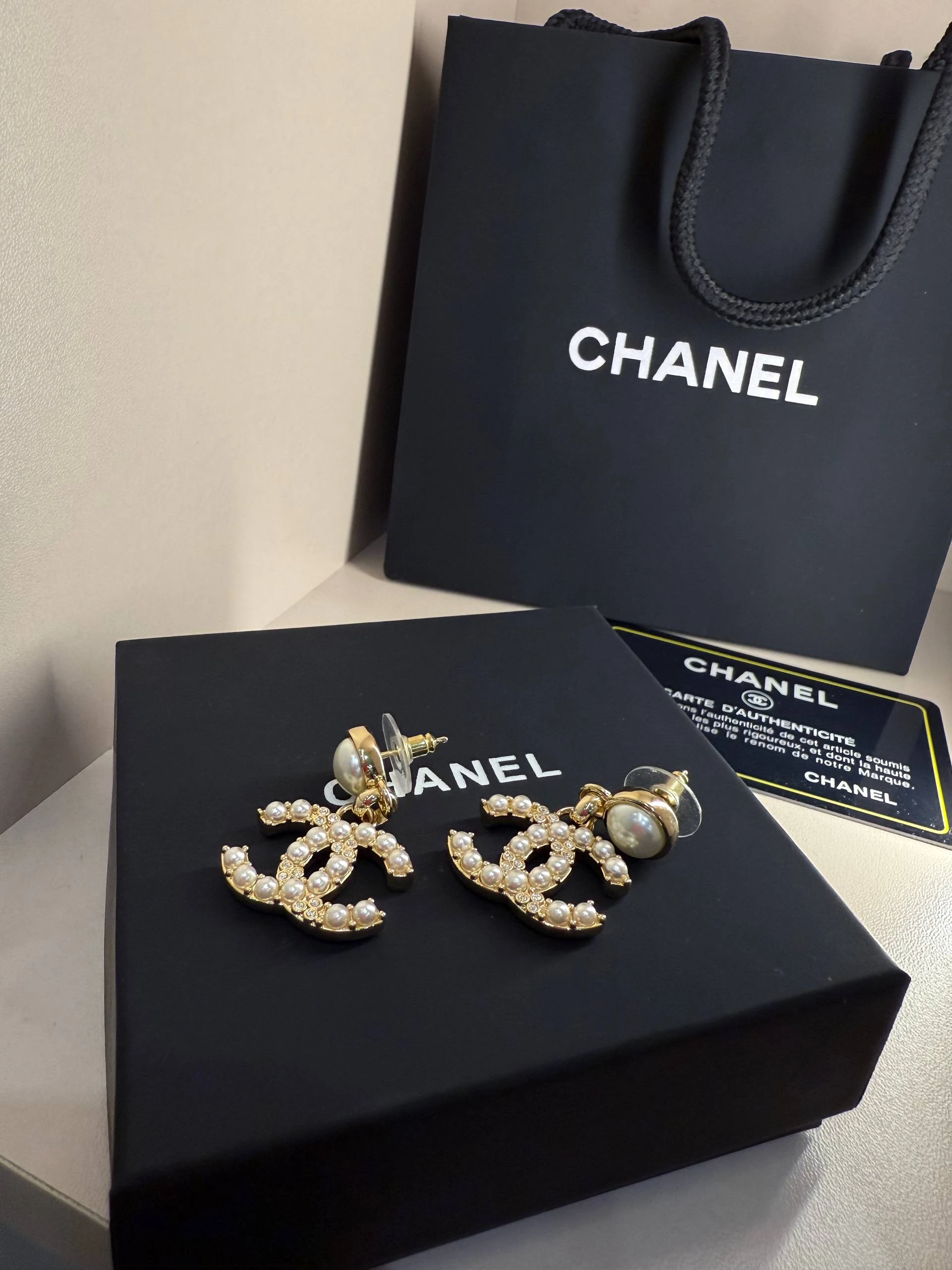 CHANEL Женские серьги из латуни с подвесками в виде логотипа «CC» CHANEL Женские серьги из латуни с подвесками в виде логотипа «CC»