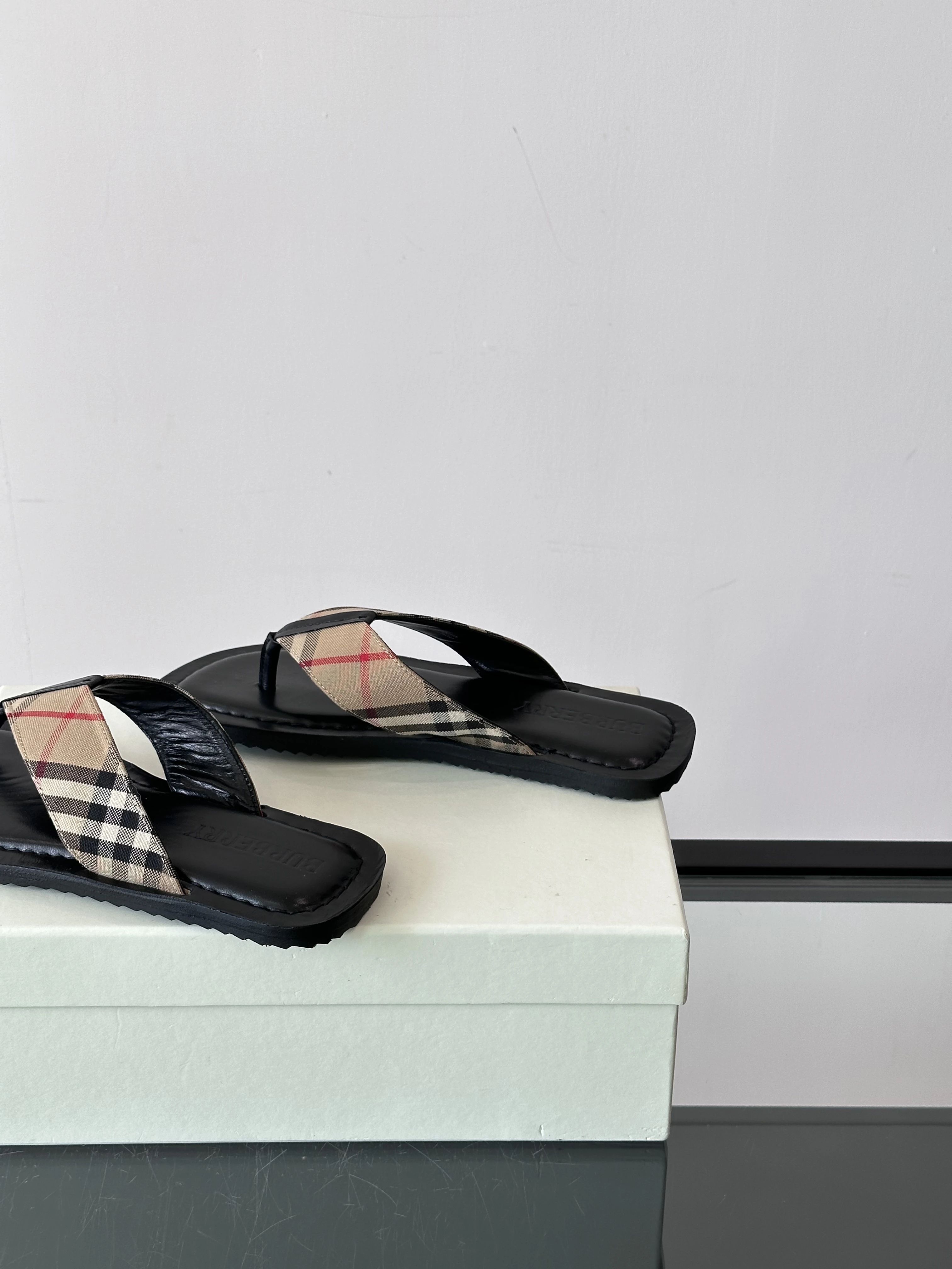 BURBERRY Мужские шлёпанцы вьетнамки BURBERRY Мужские шлёпанцы вьетнамки