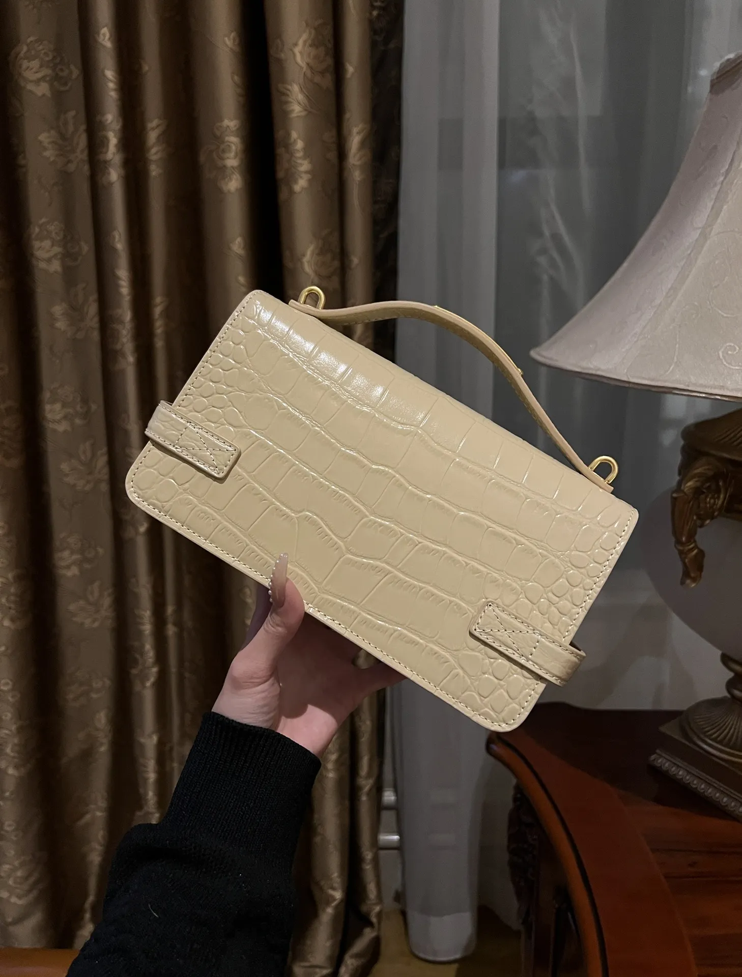 BALMAIN Женская сумка  B-Buzz 24 bag с тиснением BALMAIN Женская сумка  B-Buzz 24 bag с тиснением