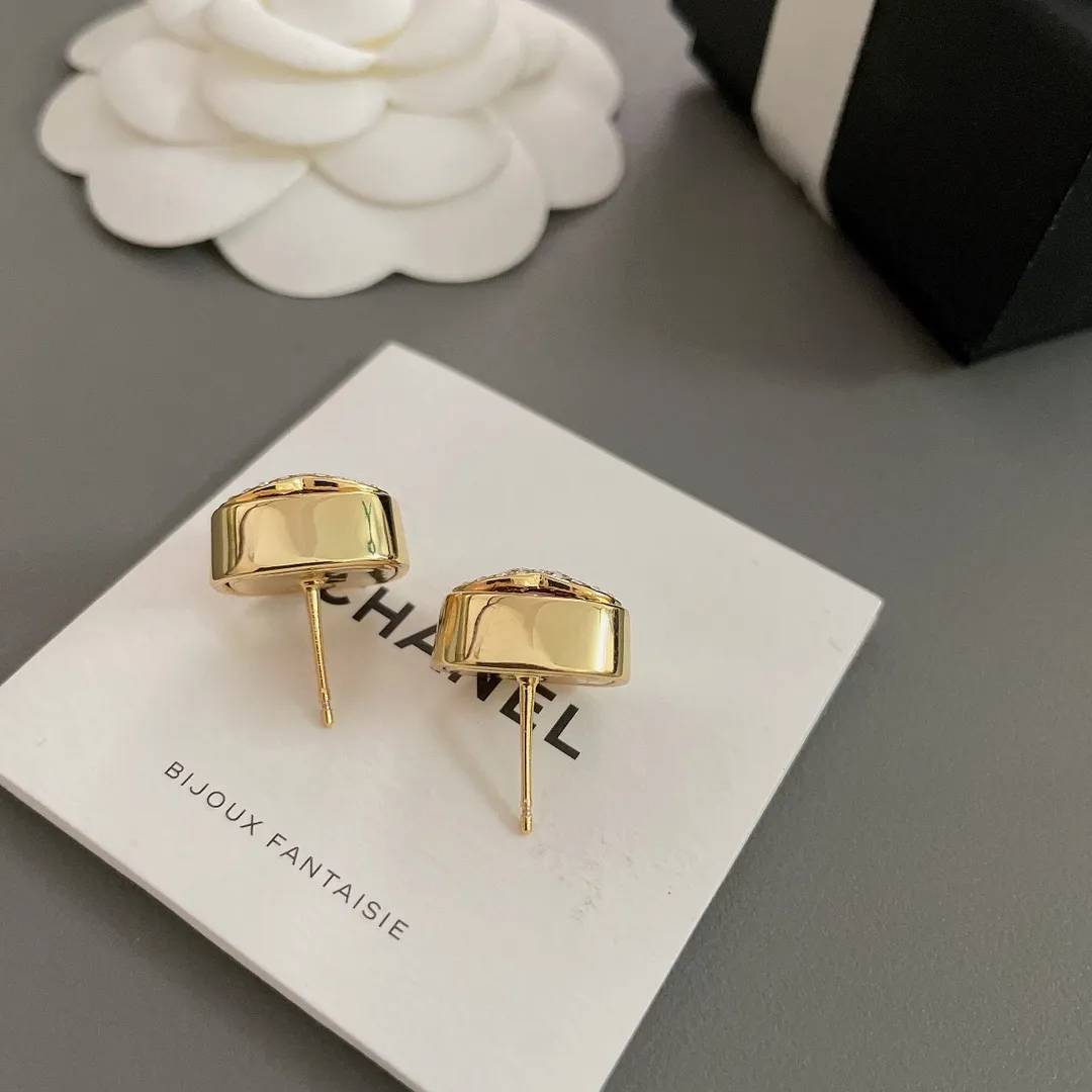 CHANEL Женские серьги Пусеты CHANEL Женские серьги Пусеты