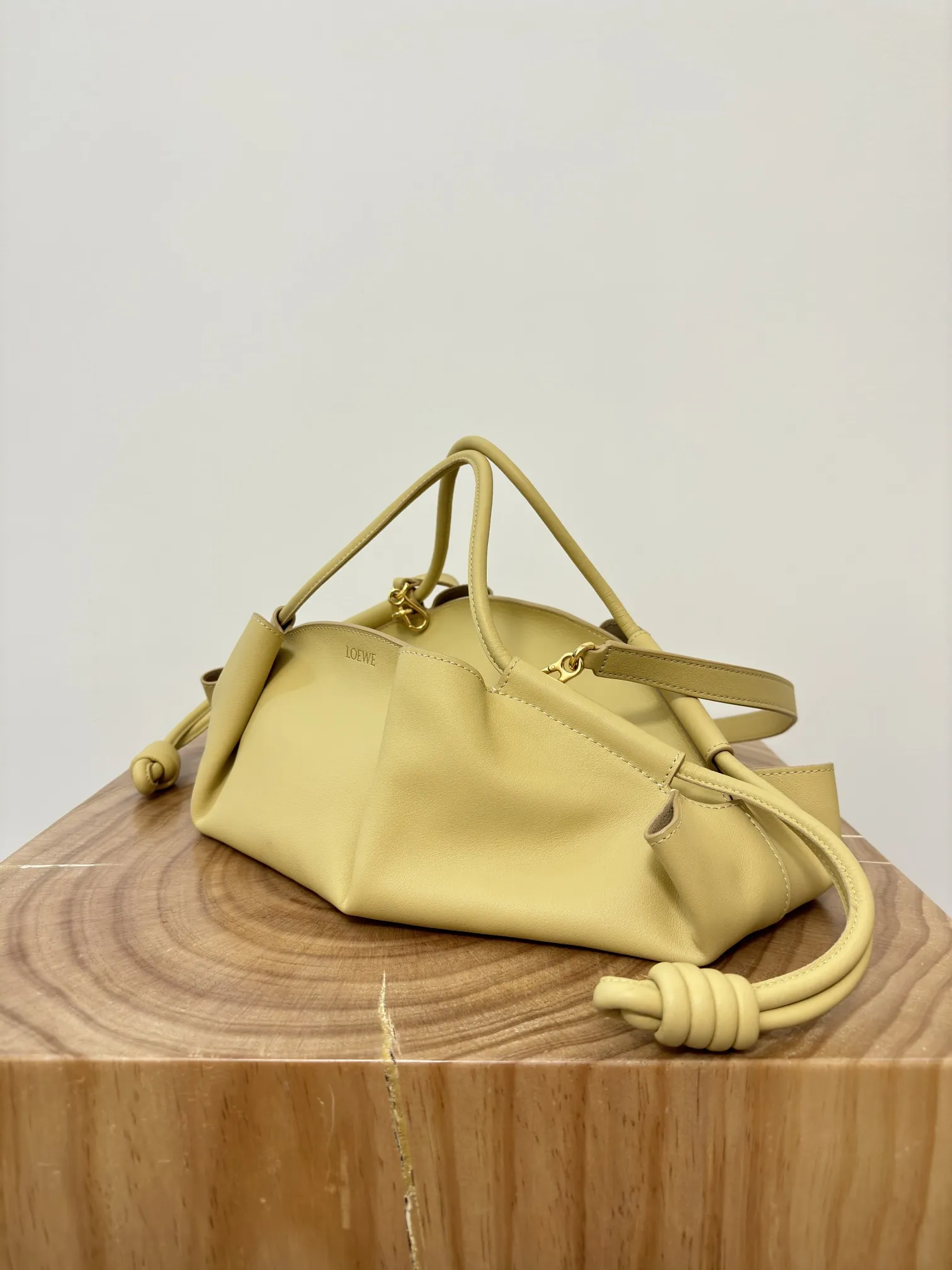 LOEWE Женская сумка Paseo medium LOEWE Женская сумка Paseo medium