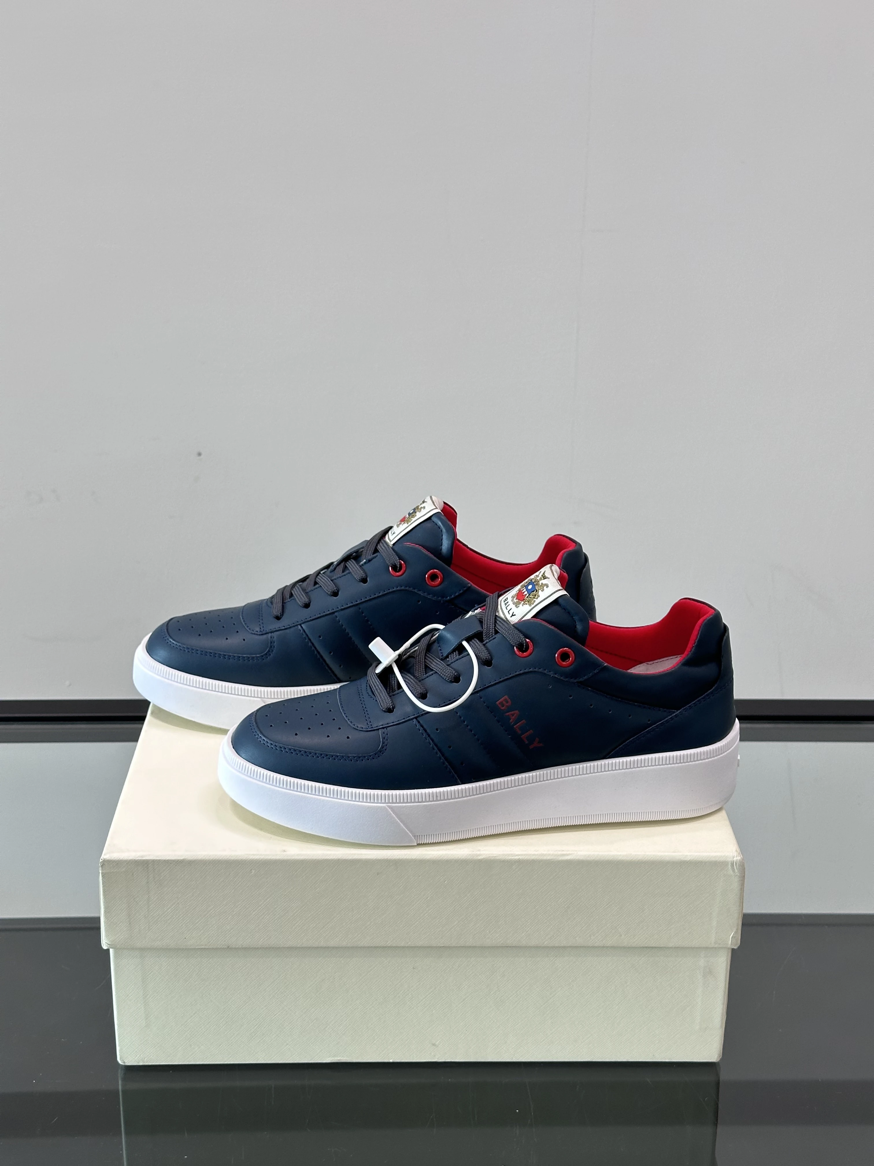 BALLY Мужские кроссовки телячья кожа с красной внутренней отделкой