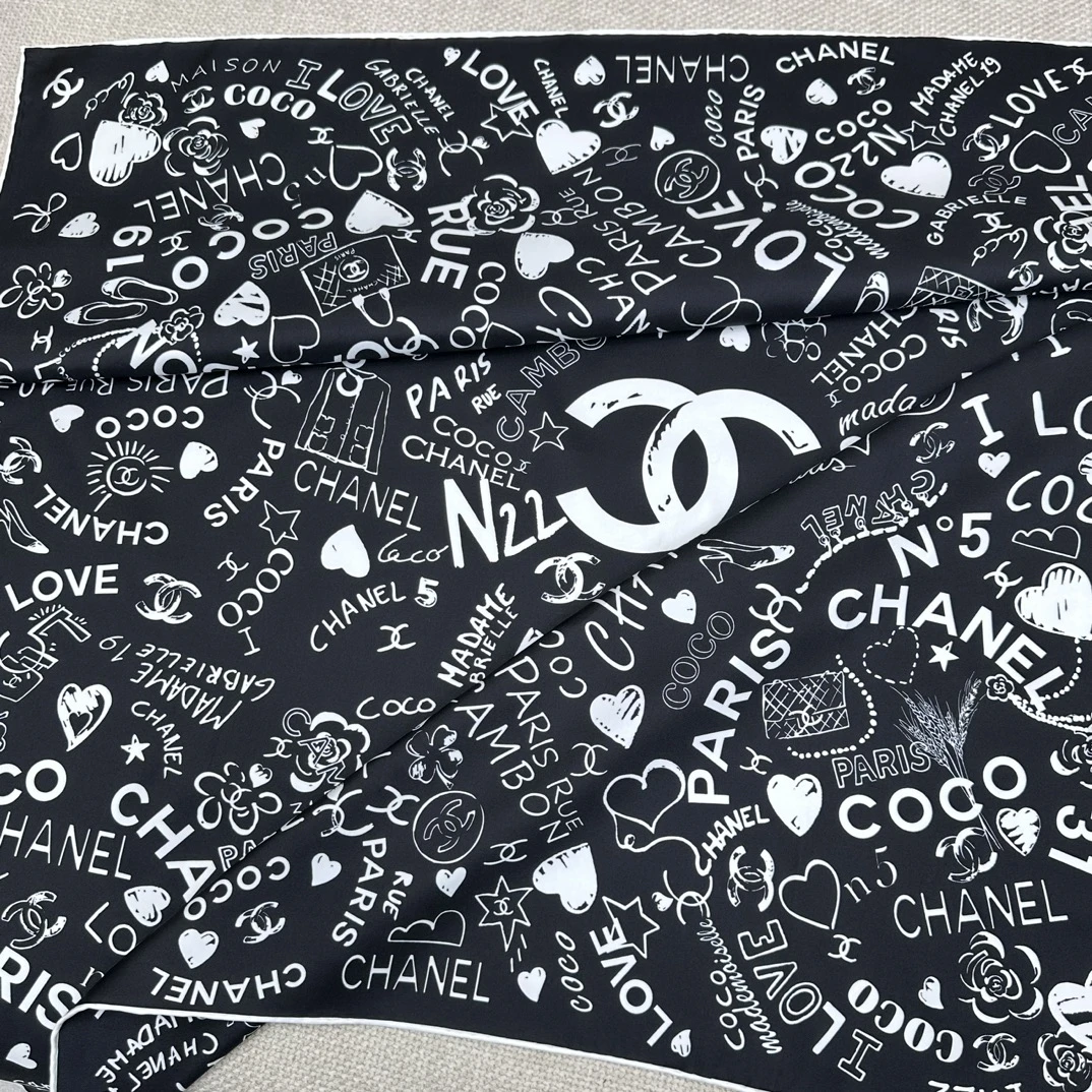 CHANEL Женский платок из шелка с культовым принтом