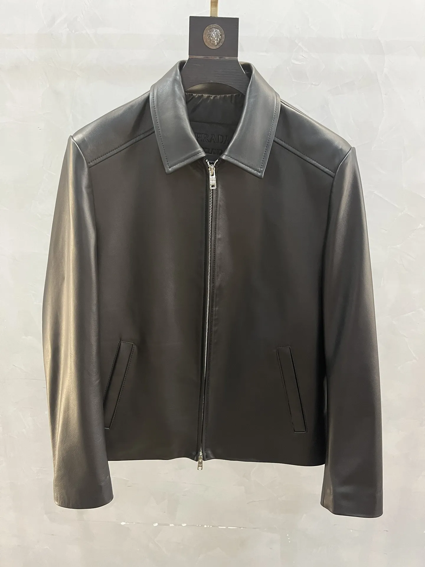 PRADA Мужская кожаная куртка минималистичная с воротником